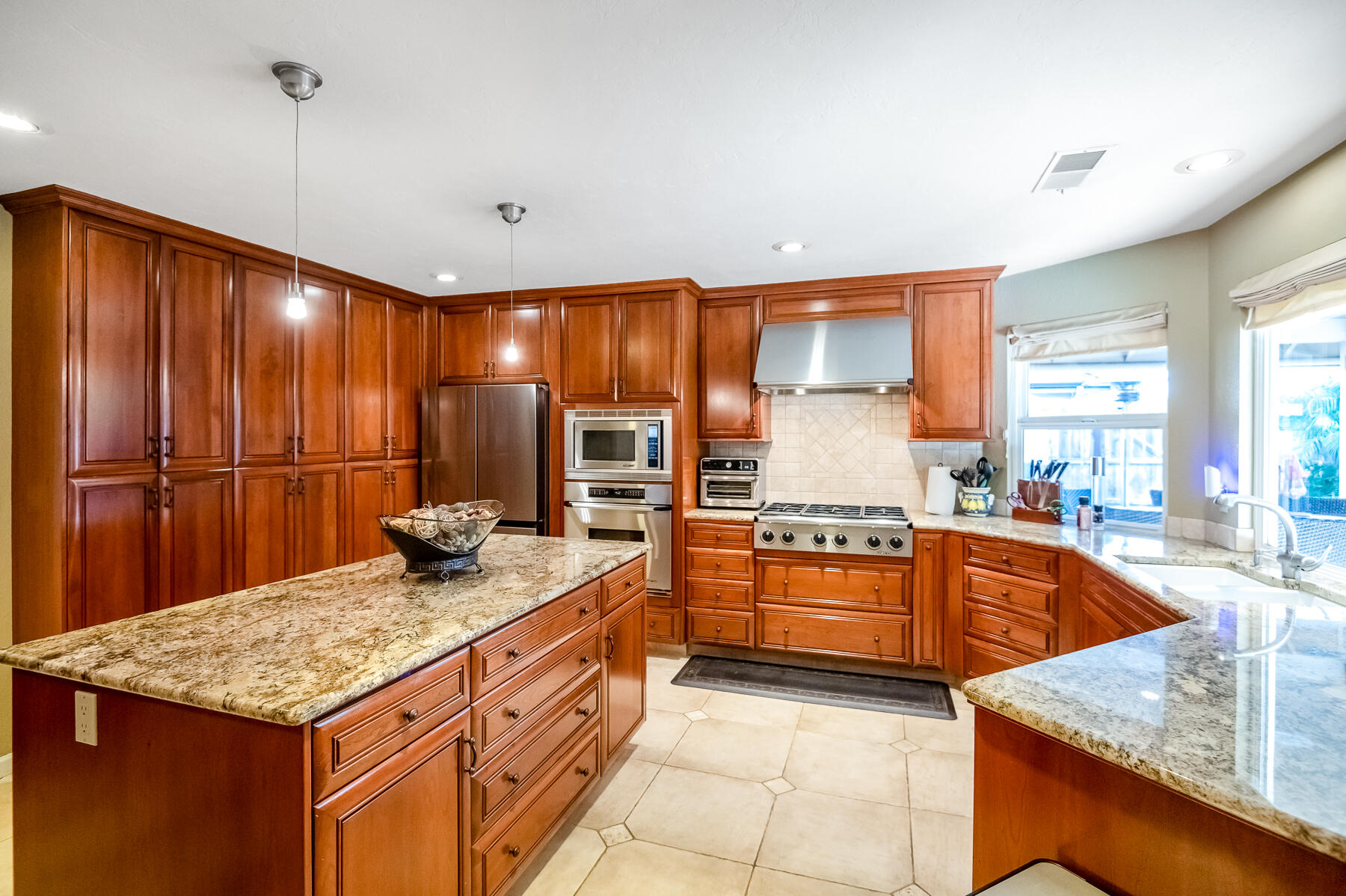 6001 W Mary Ct, Visalia, CA 93277