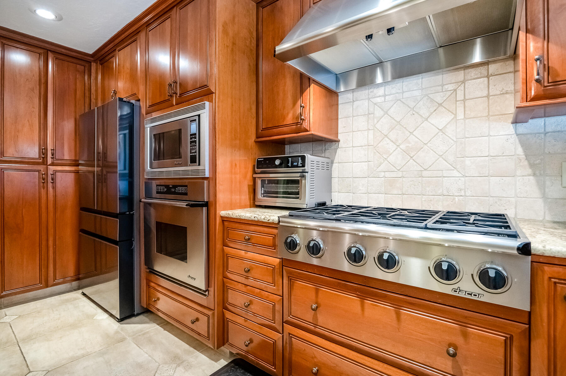 6001 W Mary Ct, Visalia, CA 93277