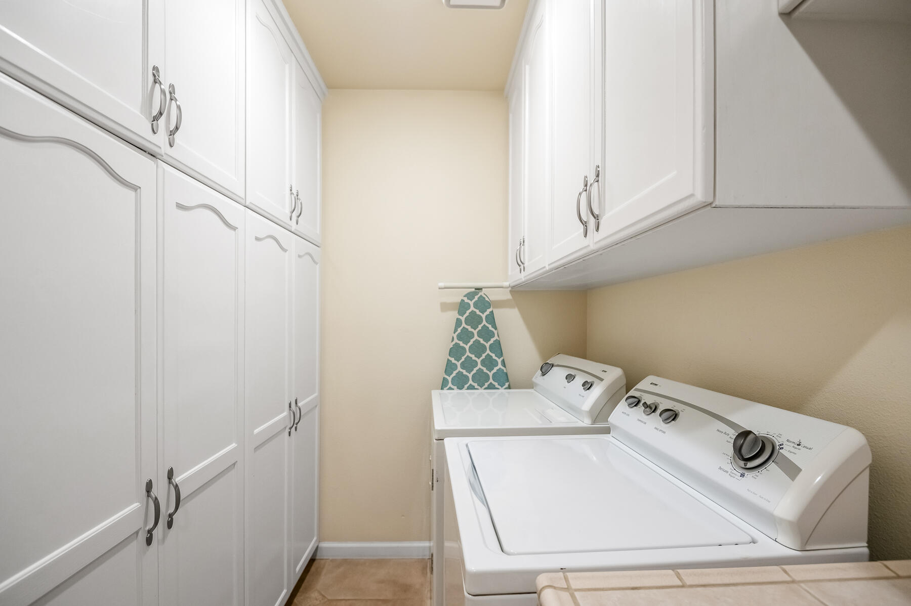 6001 W Mary Ct, Visalia, CA 93277