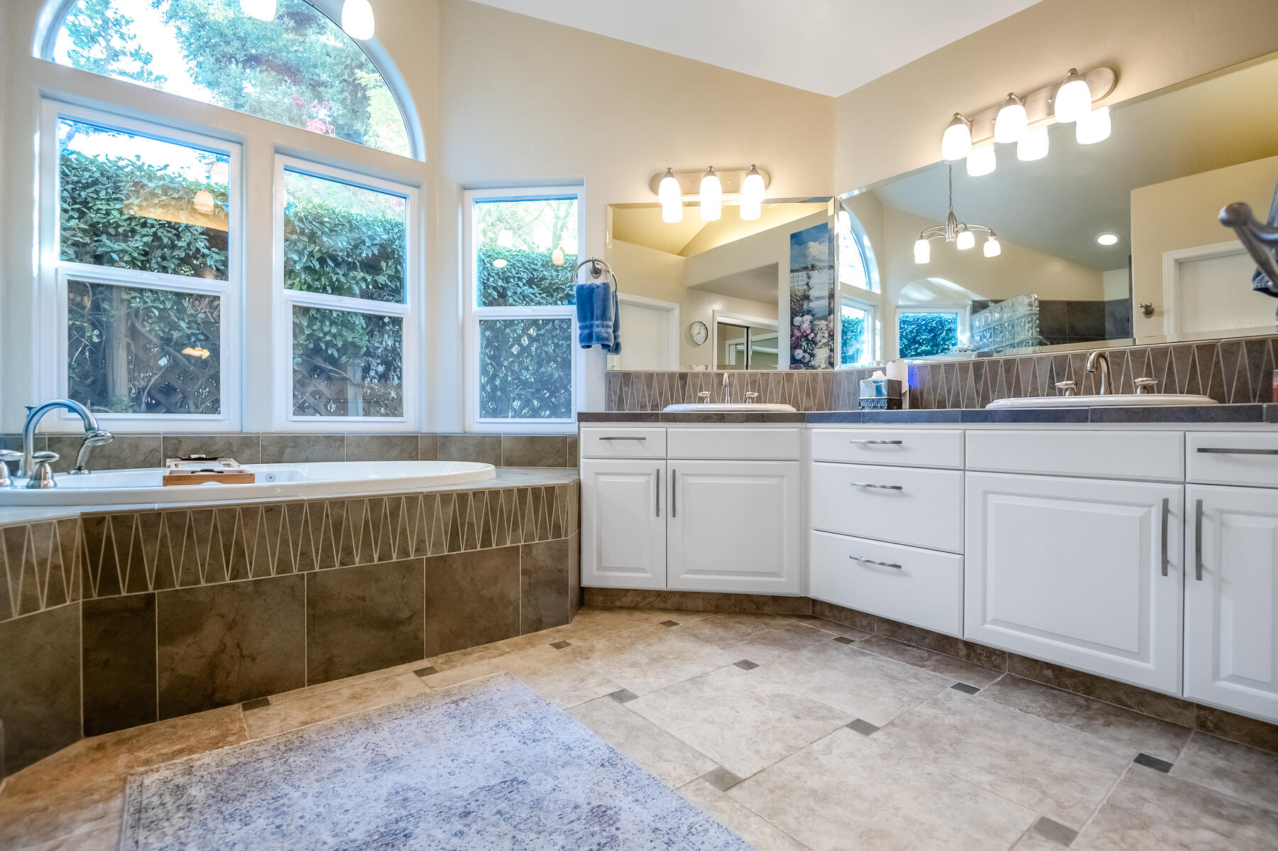 6001 W Mary Ct, Visalia, CA 93277