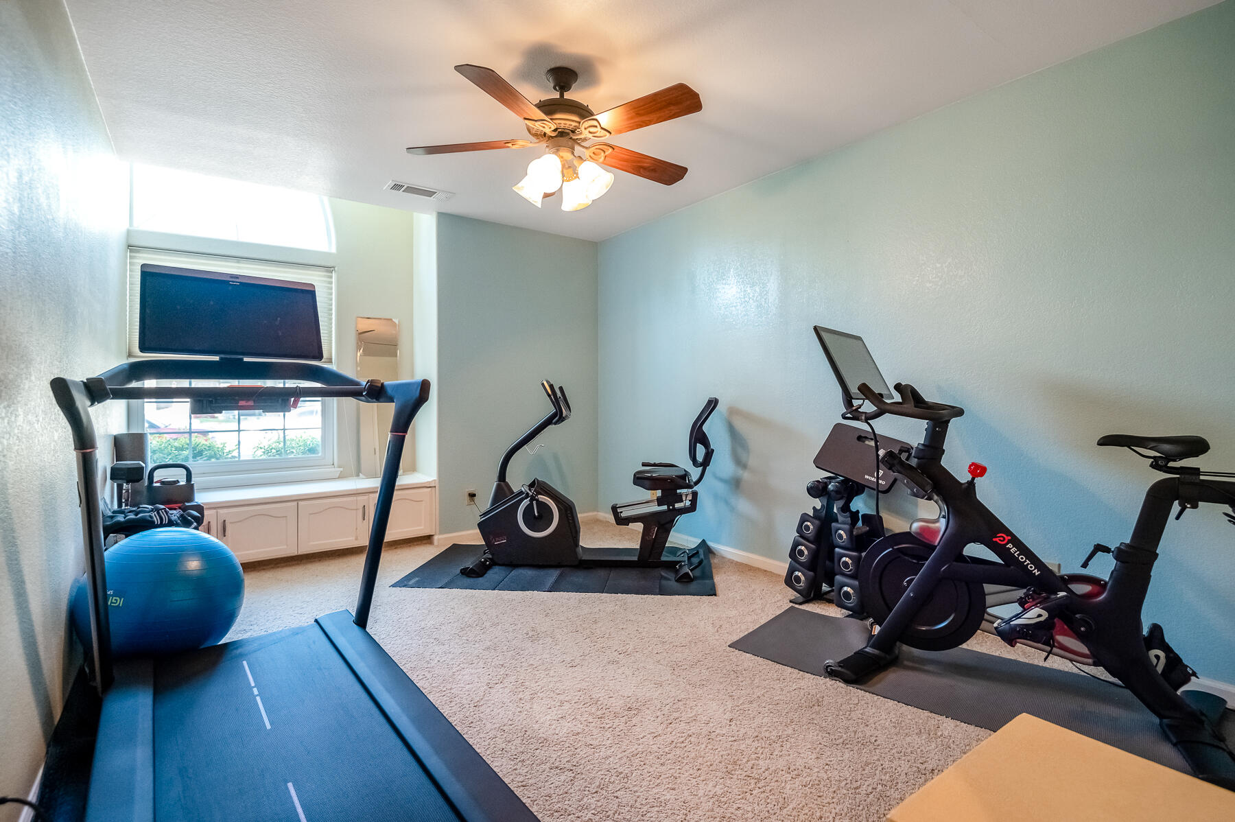 6001 W Mary Ct, Visalia, CA 93277