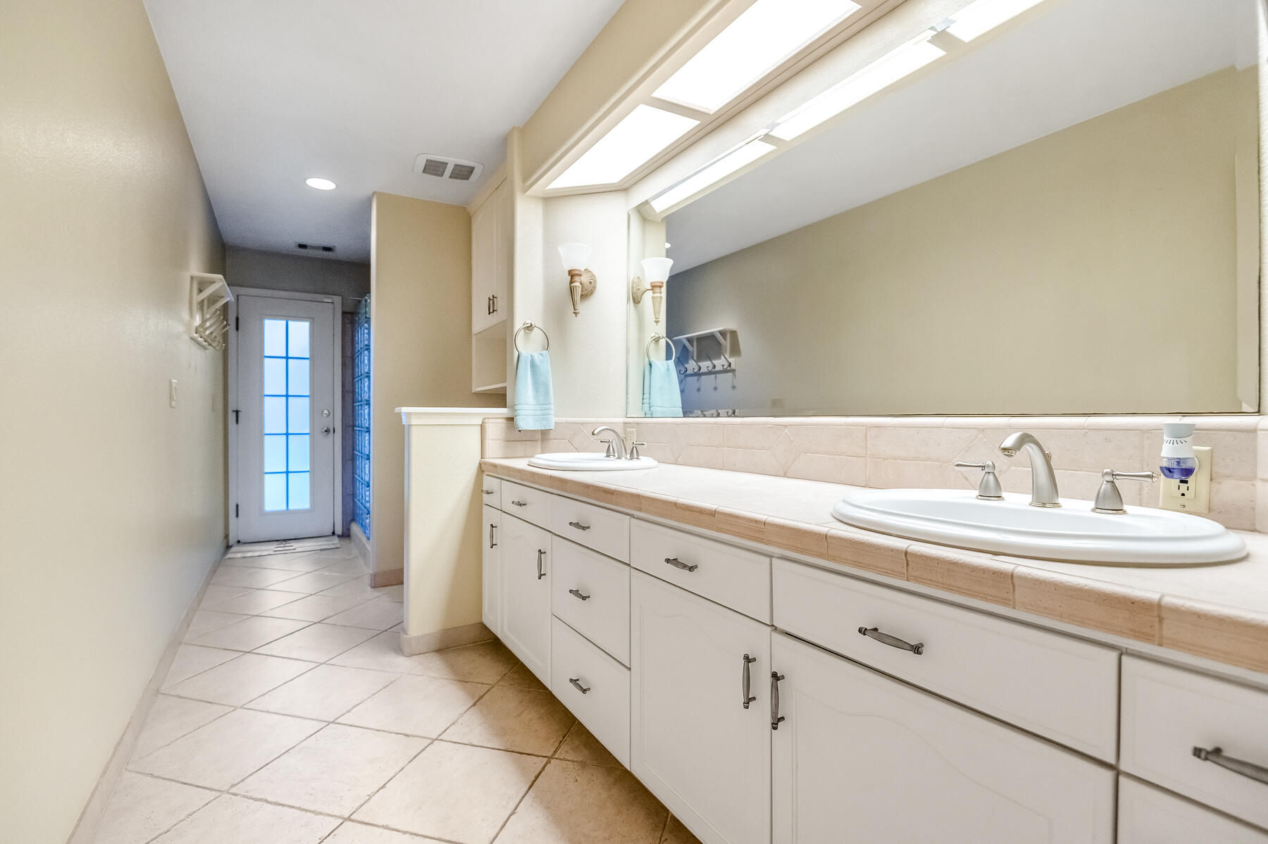 6001 W Mary Ct, Visalia, CA 93277