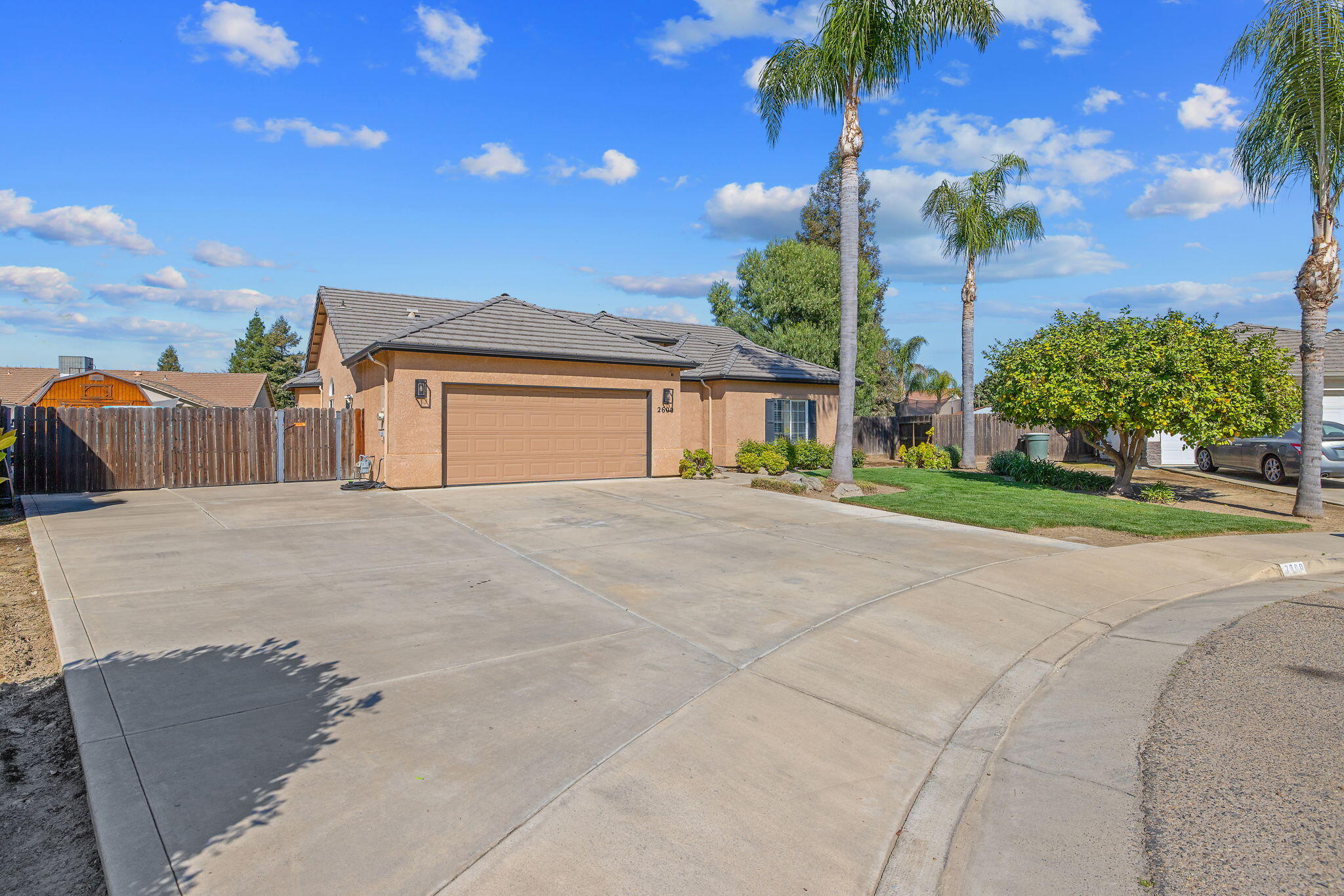 2600 W Oakridge Ave, Visalia, CA 93291