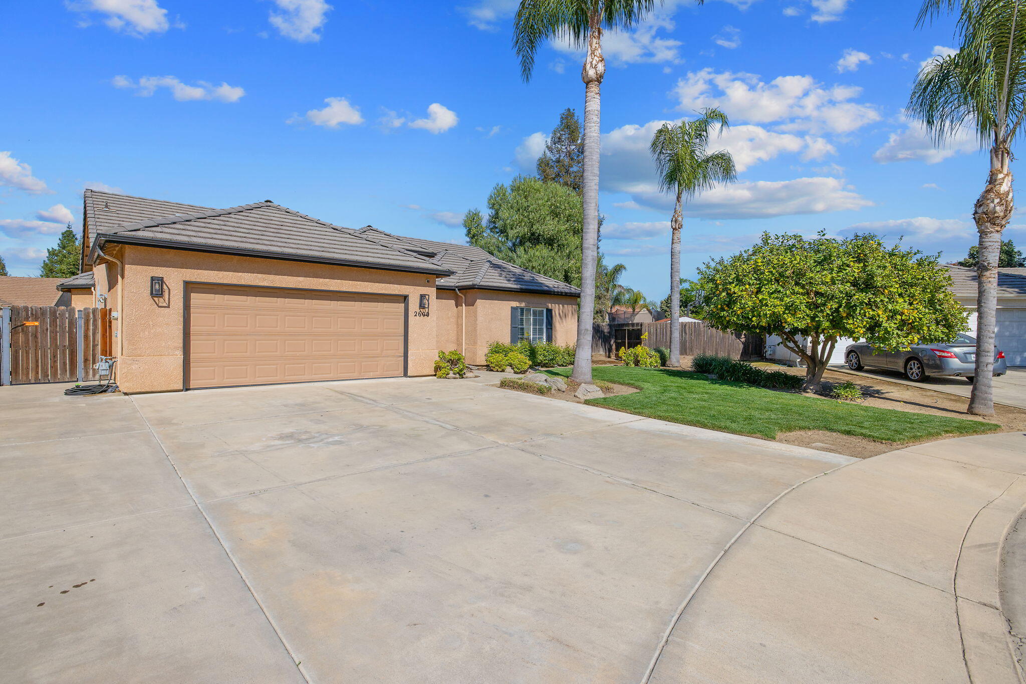 2600 W Oakridge Ave, Visalia, CA 93291