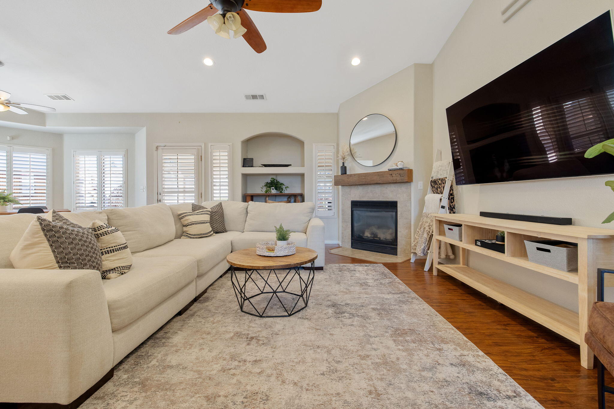 2600 W Oakridge Ave, Visalia, CA 93291