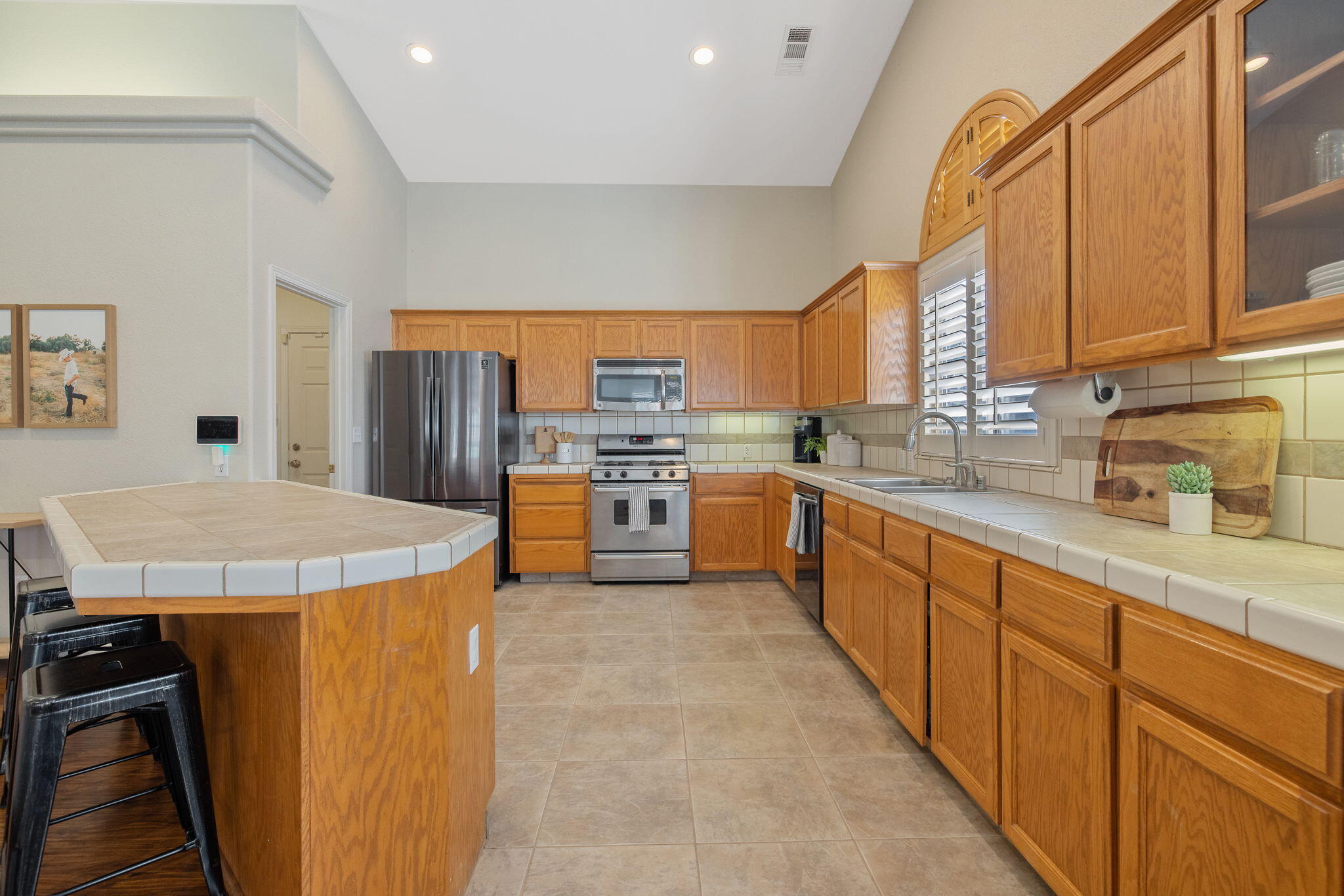 2600 W Oakridge Ave, Visalia, CA 93291