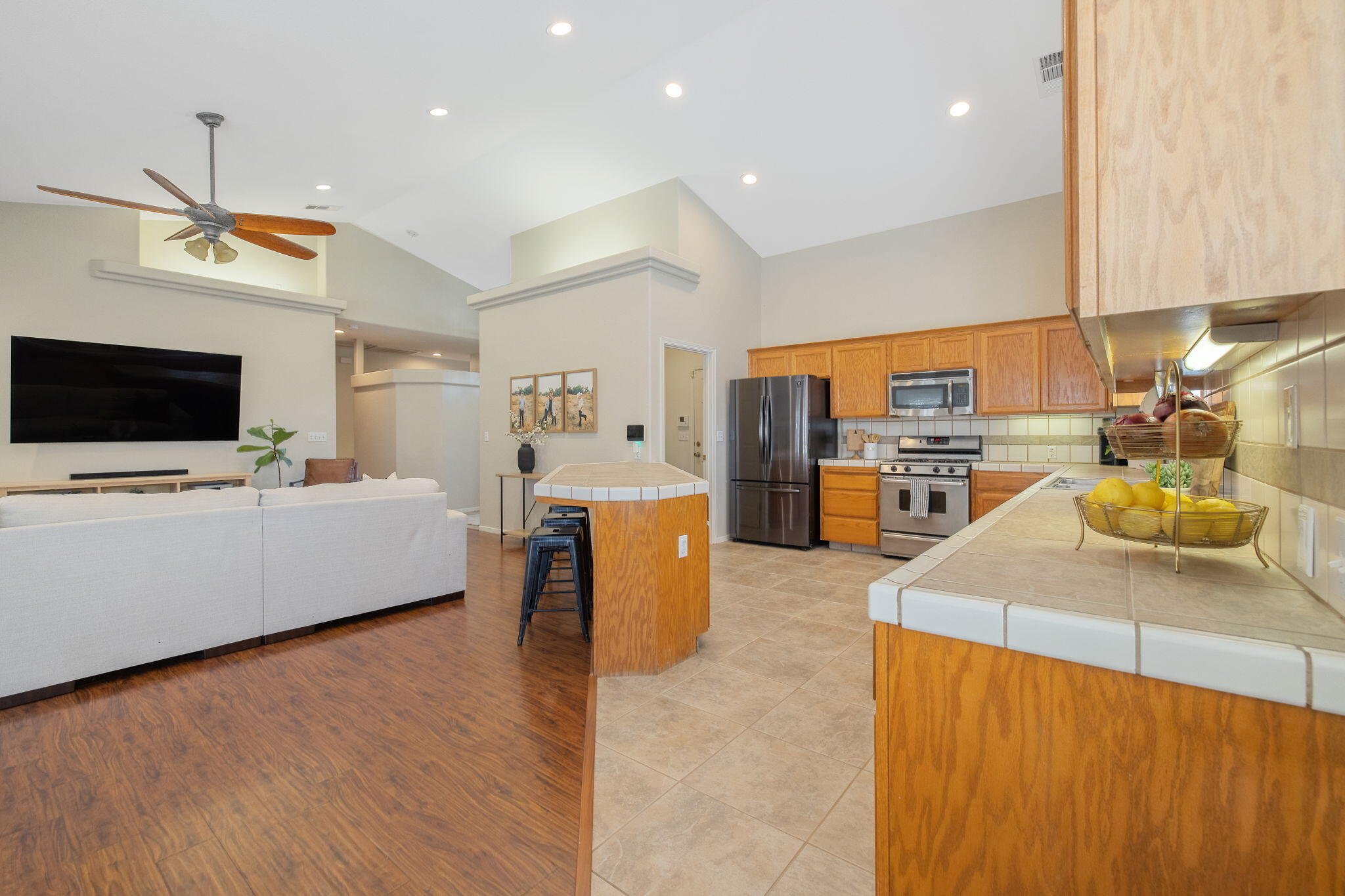 2600 W Oakridge Ave, Visalia, CA 93291