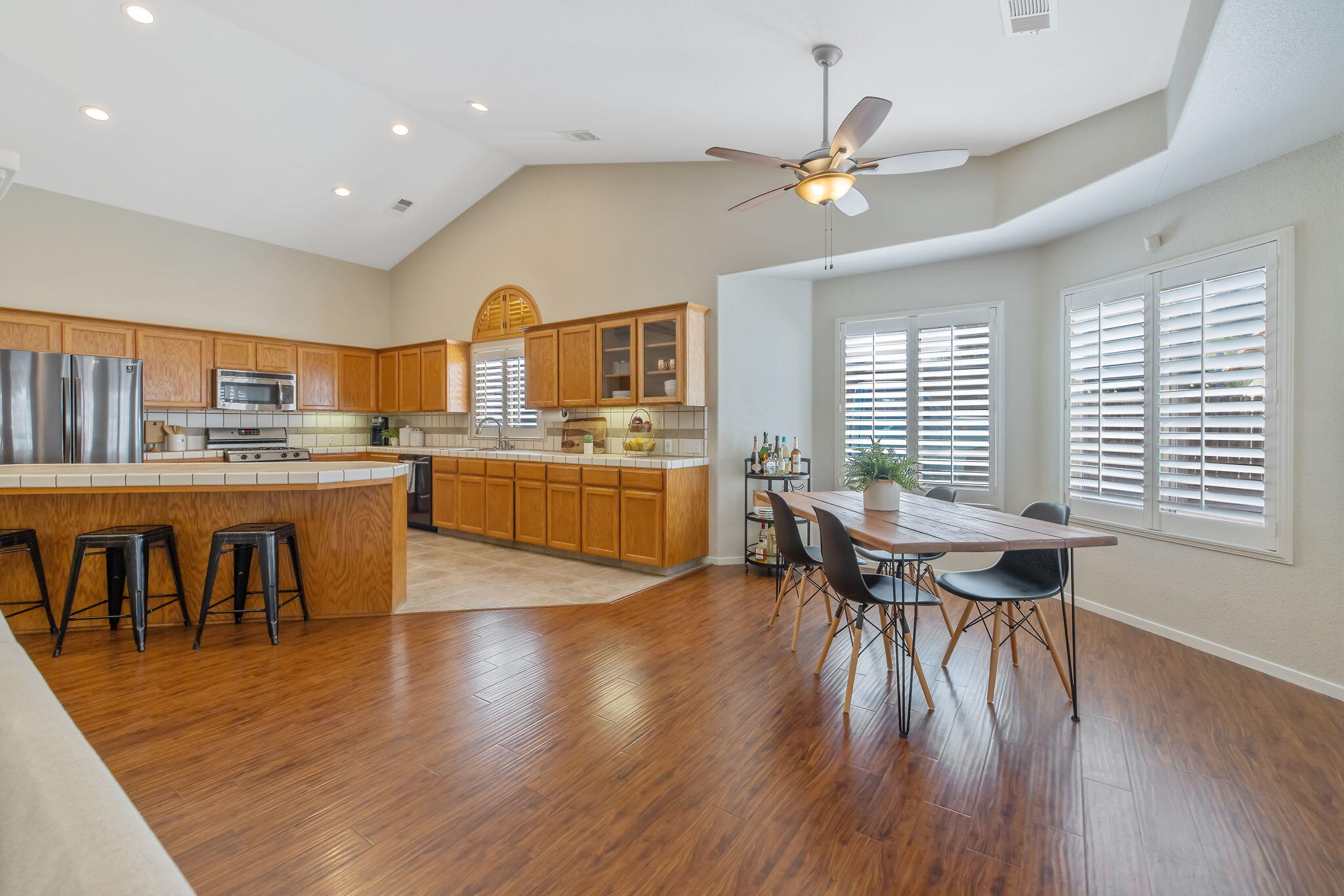 2600 W Oakridge Ave, Visalia, CA 93291