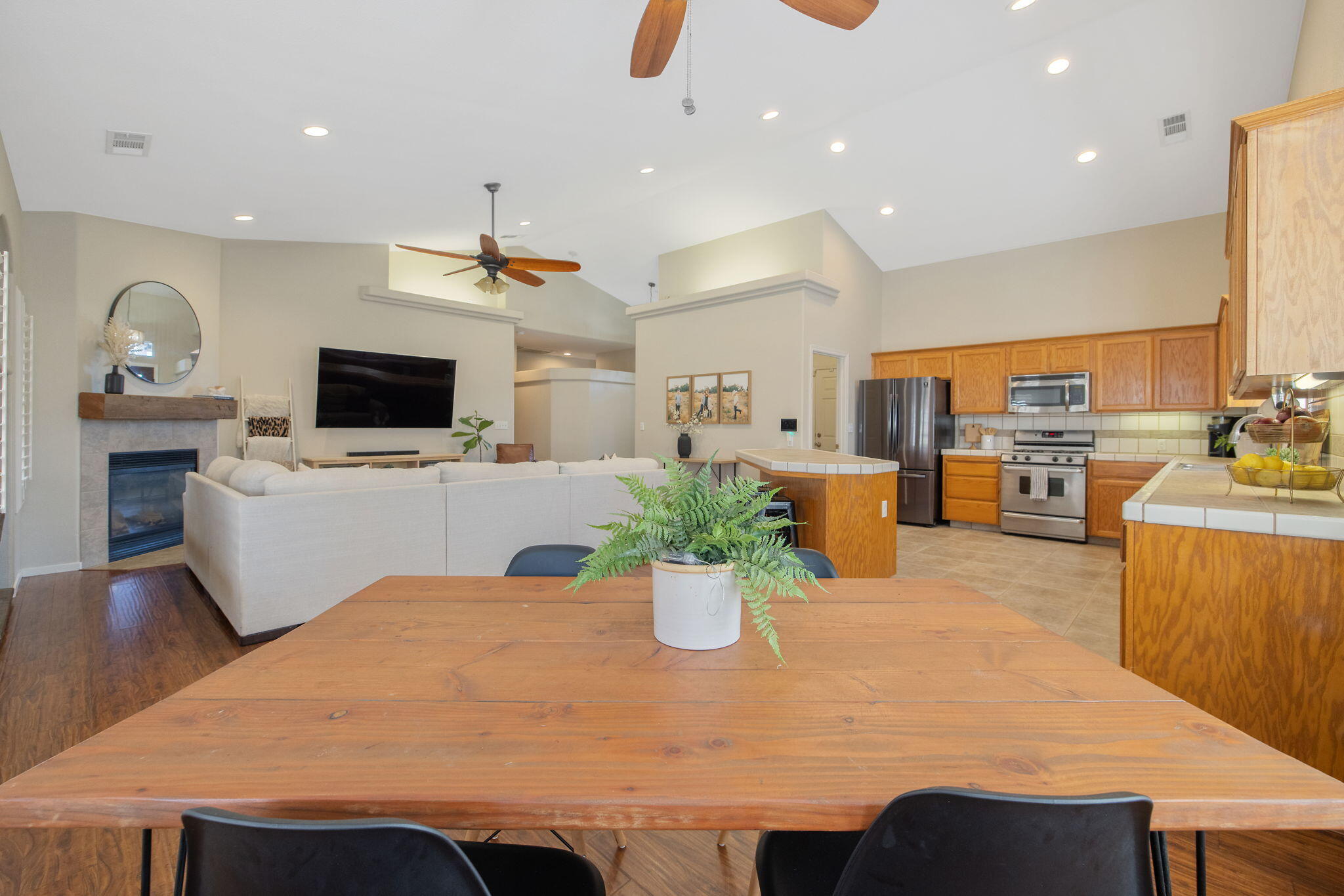 2600 W Oakridge Ave, Visalia, CA 93291