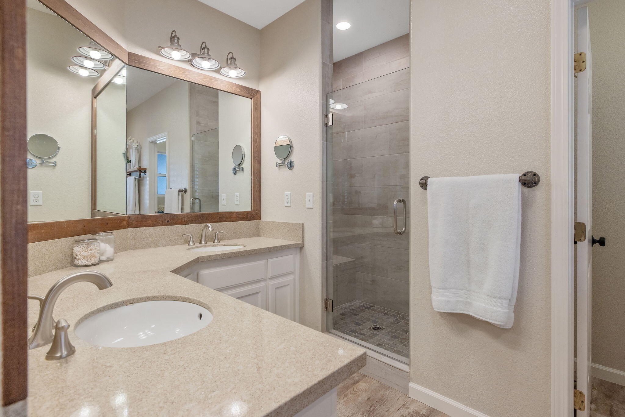 2600 W Oakridge Ave, Visalia, CA 93291