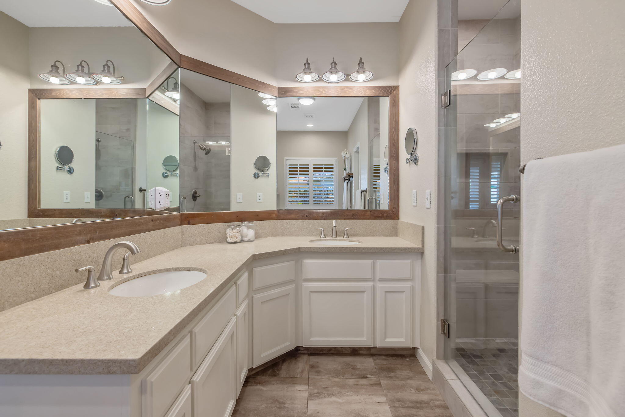 2600 W Oakridge Ave, Visalia, CA 93291