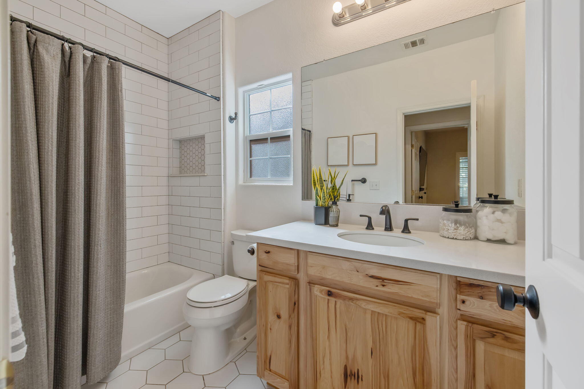 2600 W Oakridge Ave, Visalia, CA 93291