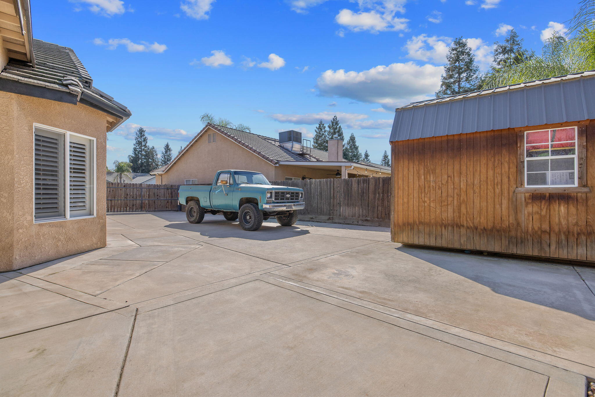 2600 W Oakridge Ave, Visalia, CA 93291