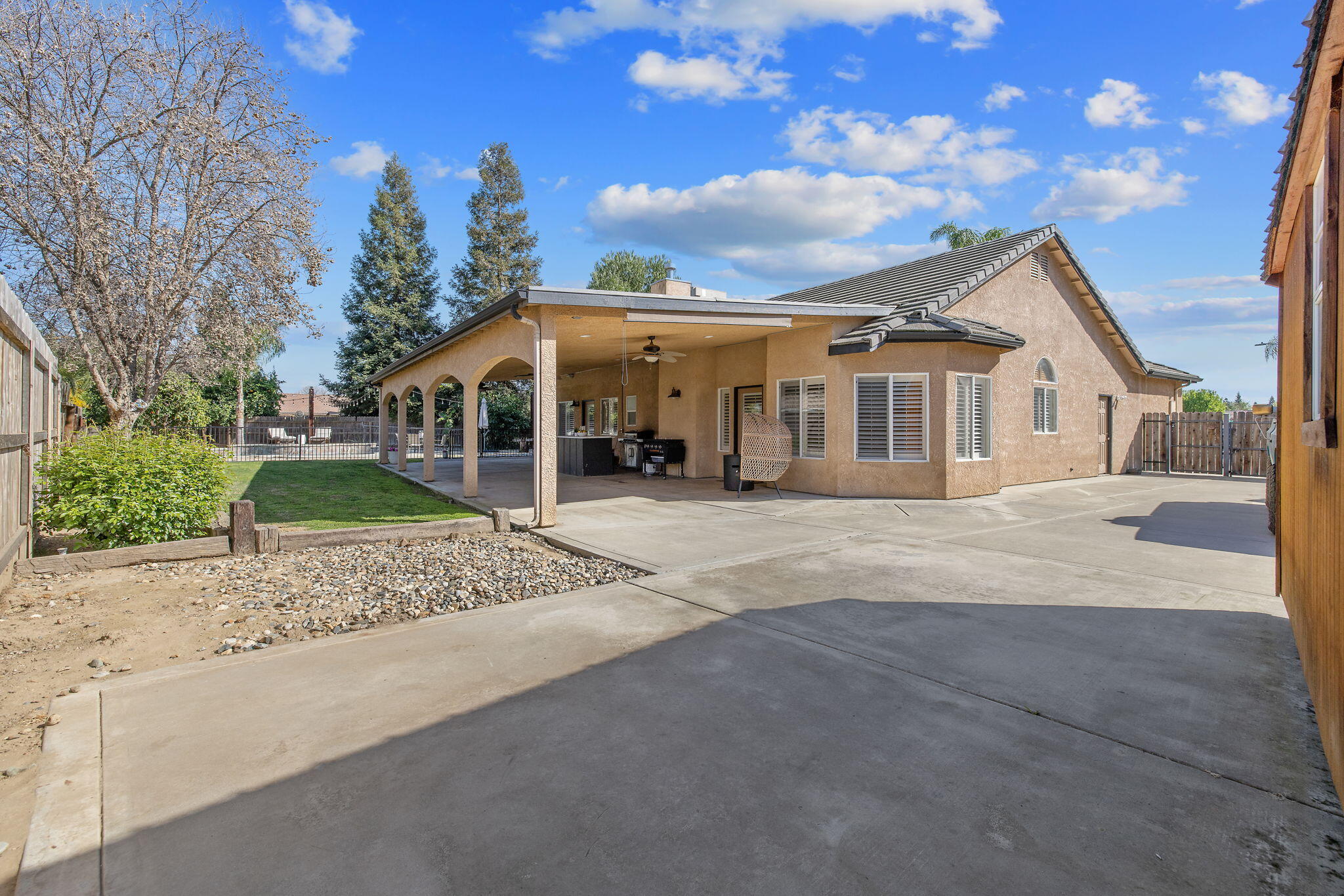 2600 W Oakridge Ave, Visalia, CA 93291