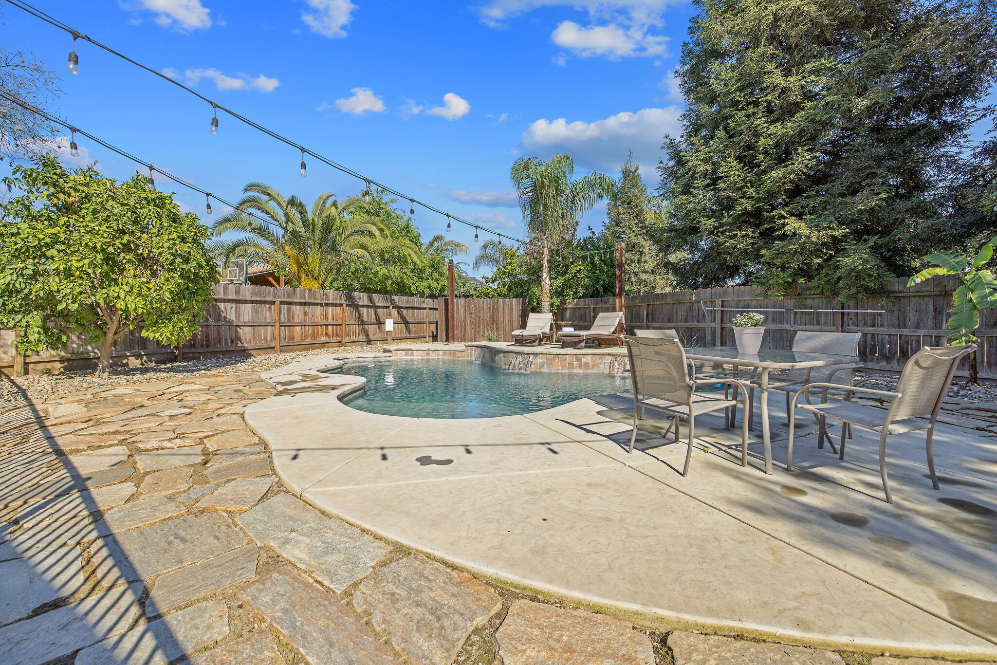 2600 W Oakridge Ave, Visalia, CA 93291