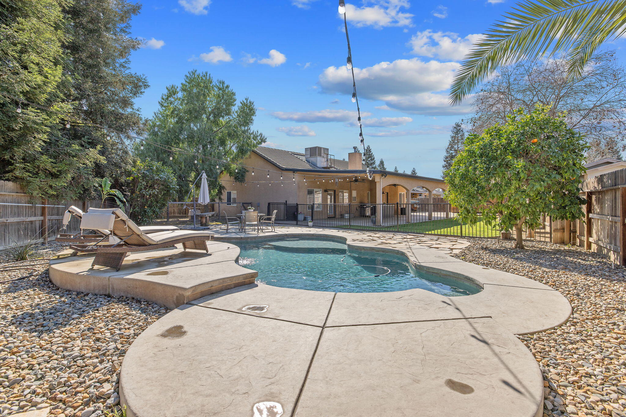 2600 W Oakridge Ave, Visalia, CA 93291