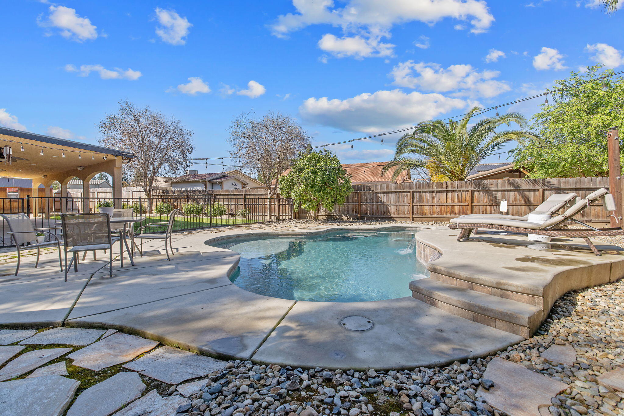 2600 W Oakridge Ave, Visalia, CA 93291