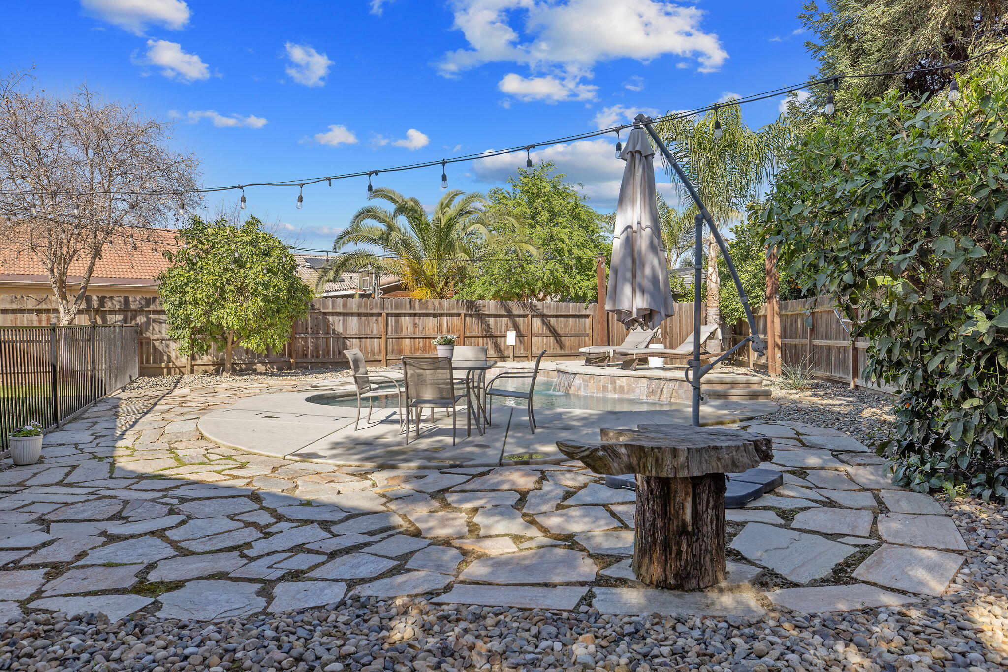 2600 W Oakridge Ave, Visalia, CA 93291