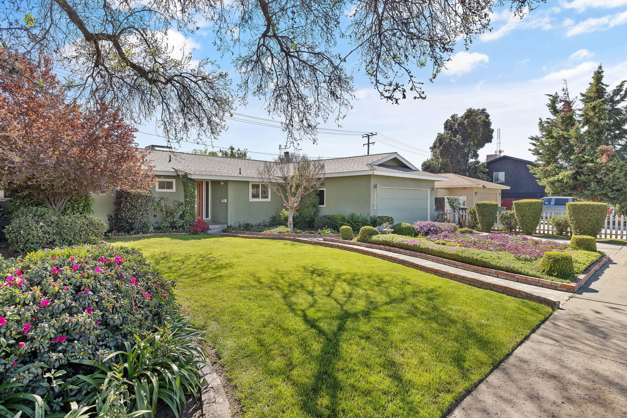 2303 W Cambridge Ave, Visalia, CA 93277