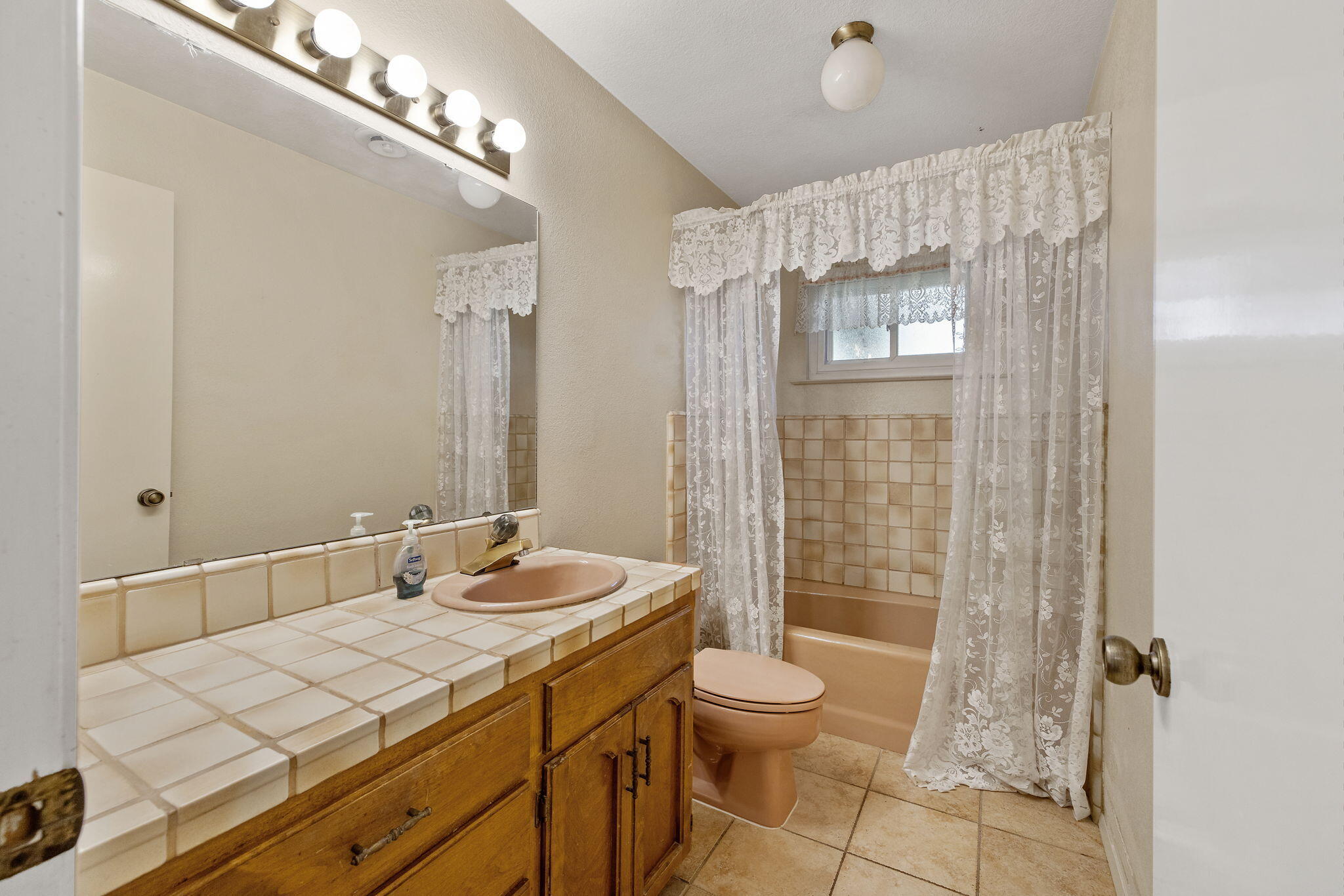 2303 W Cambridge Ave, Visalia, CA 93277