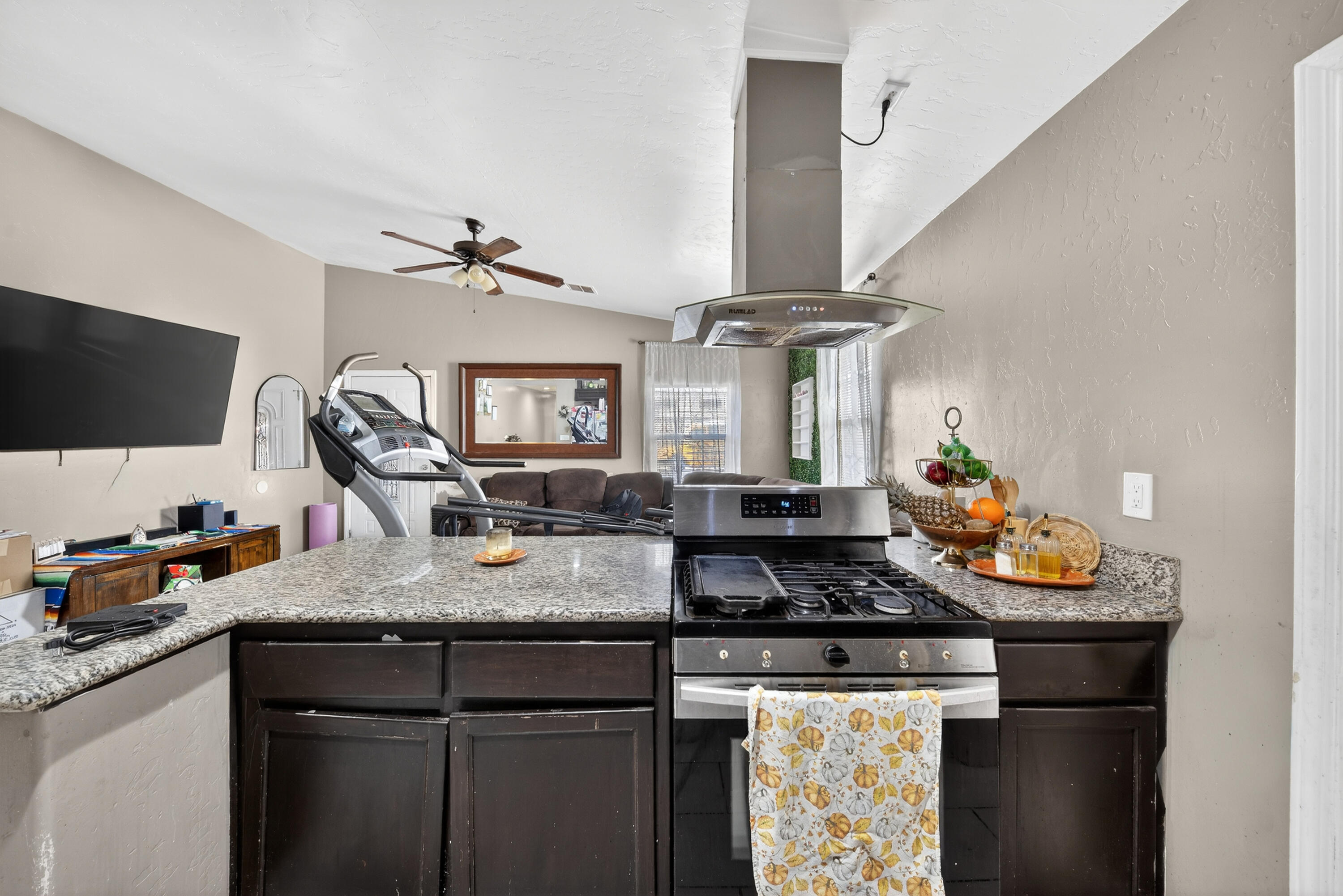 68-70 S Jaye St, Porterville, CA 93257