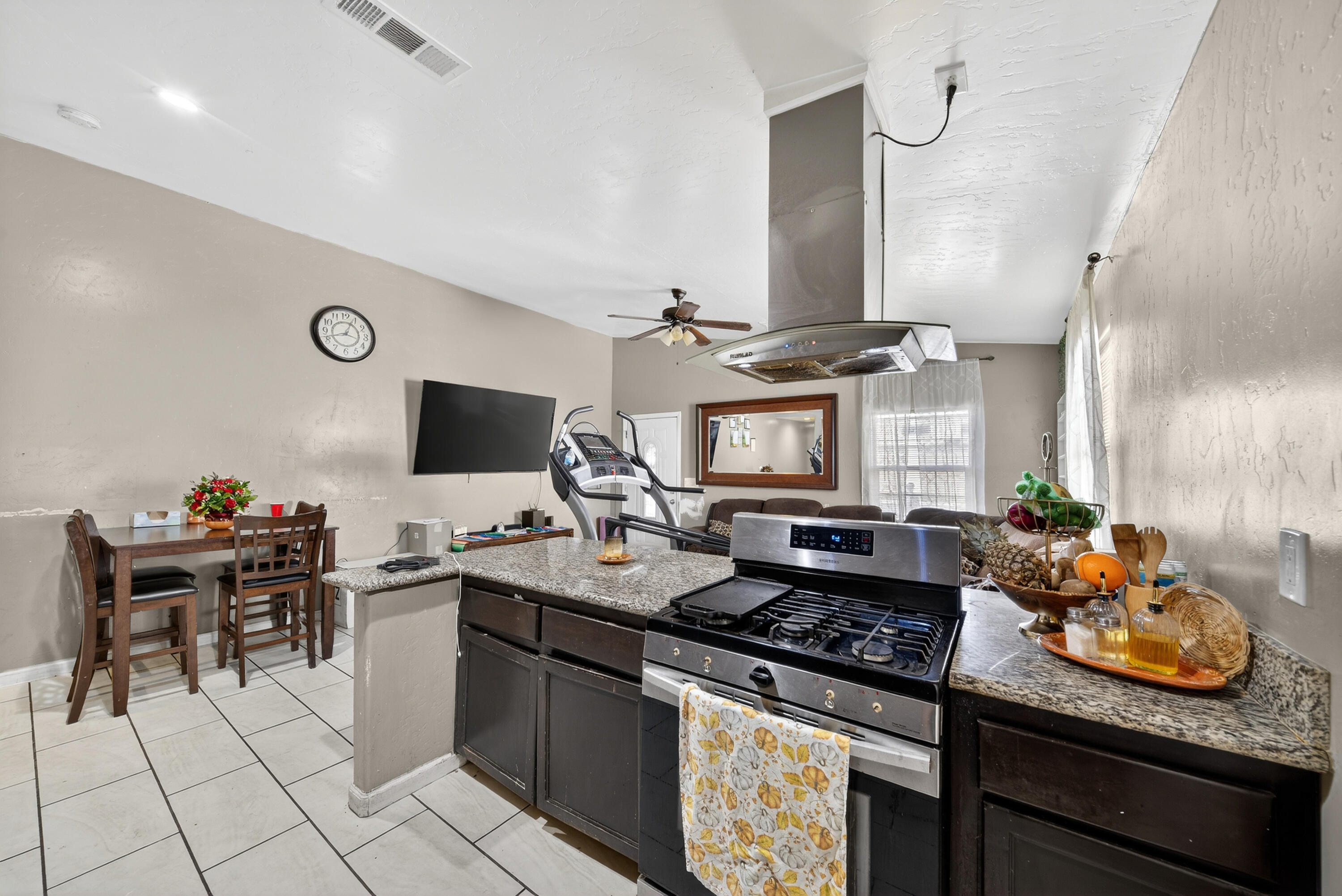 68-70 S Jaye St, Porterville, CA 93257