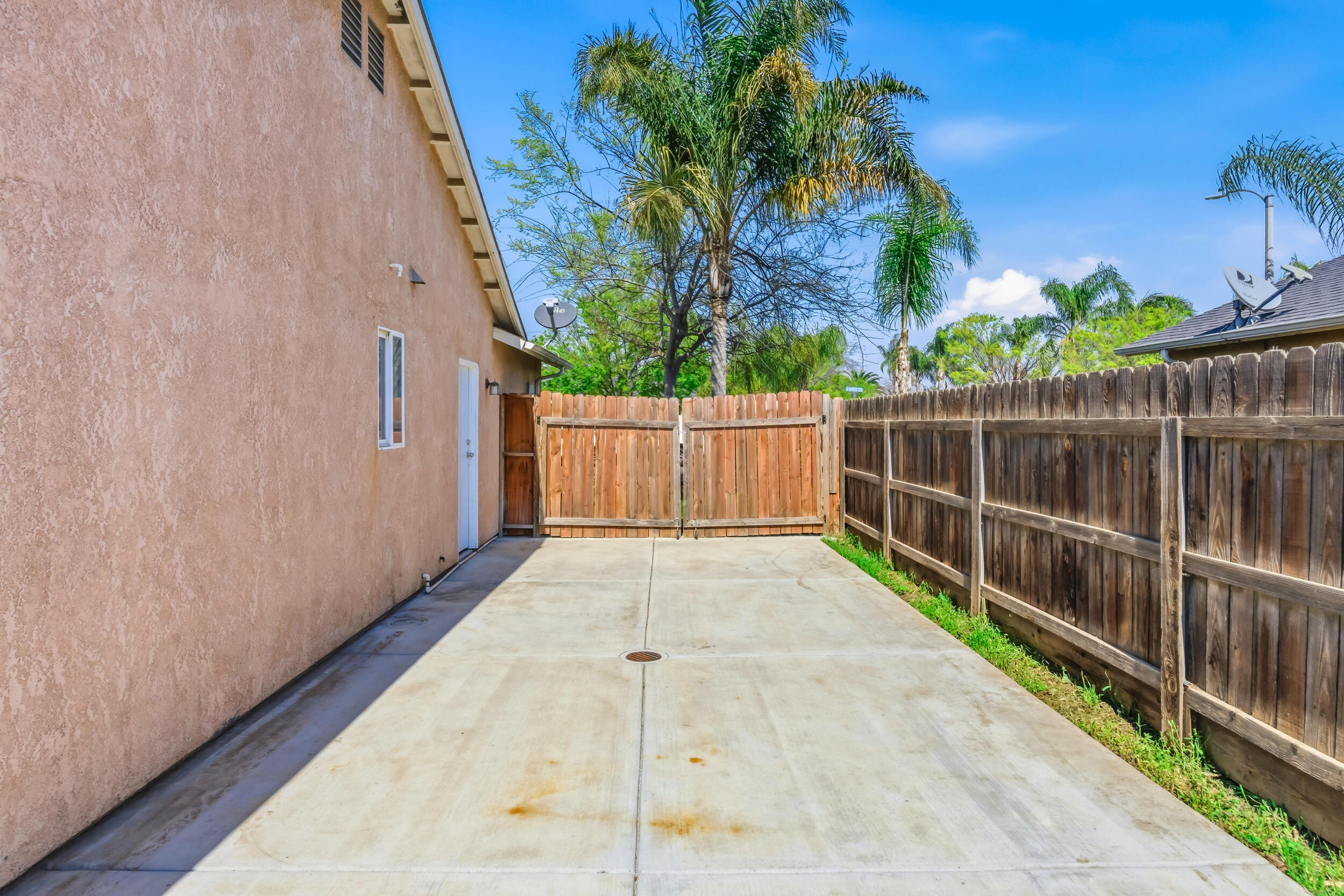 1623 Hudson Ave, Tulare, CA 93274