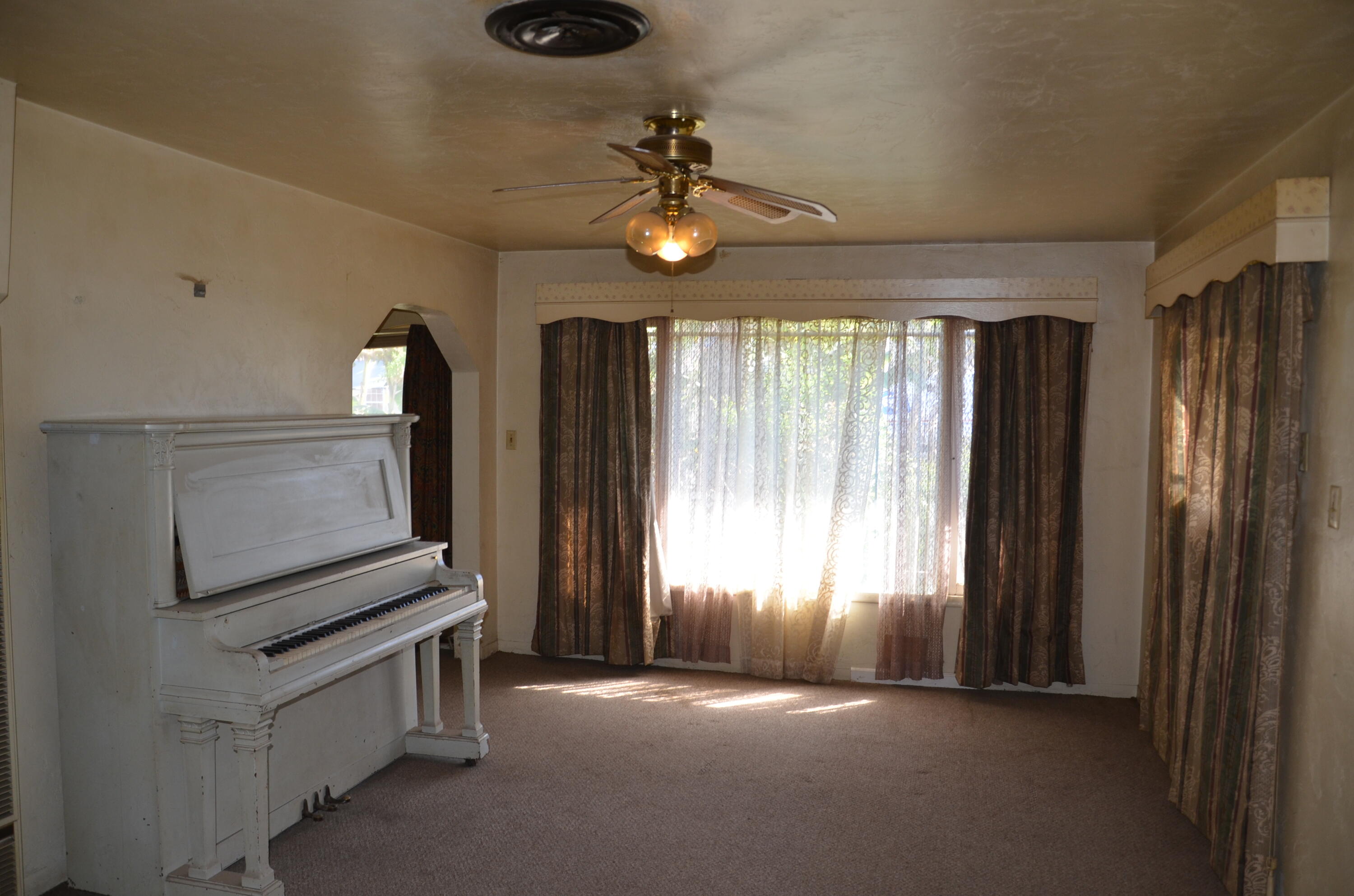 1109 N Willis St, Visalia, CA 93291