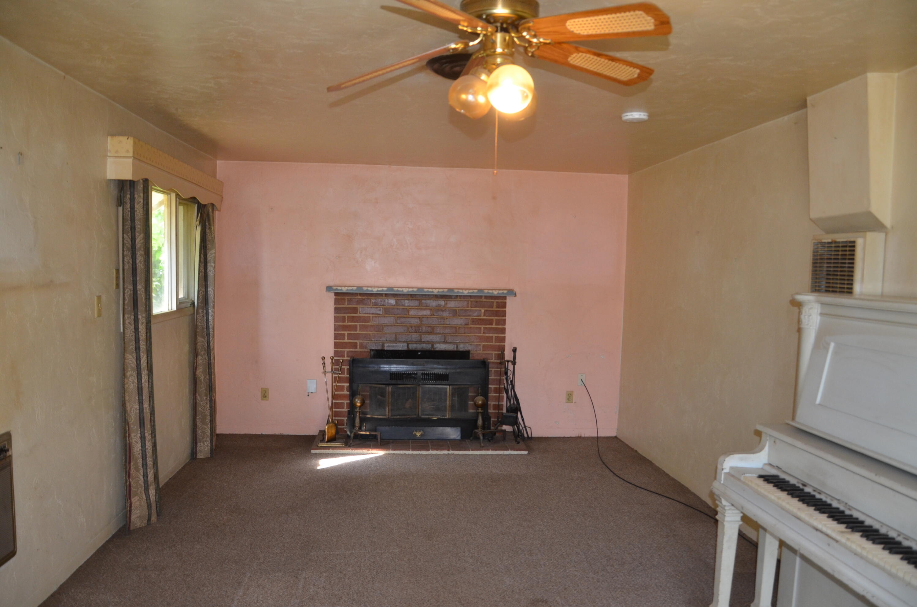 1109 N Willis St, Visalia, CA 93291