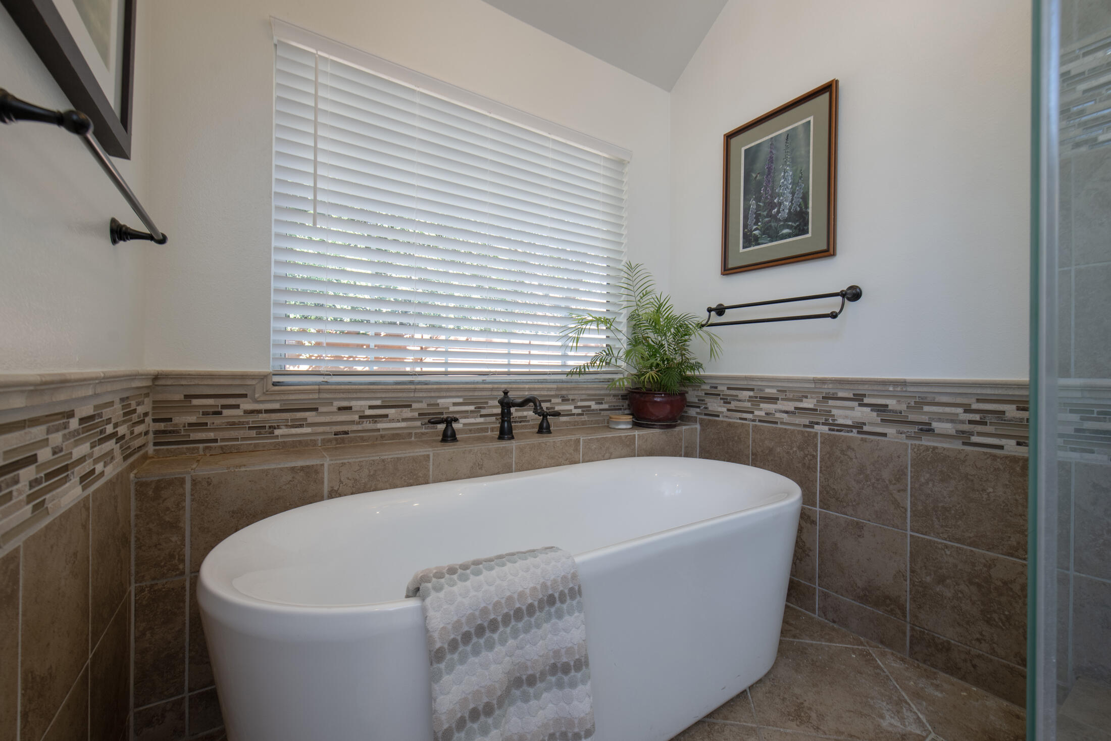 3900 W Allen Ct, Visalia, CA 93291