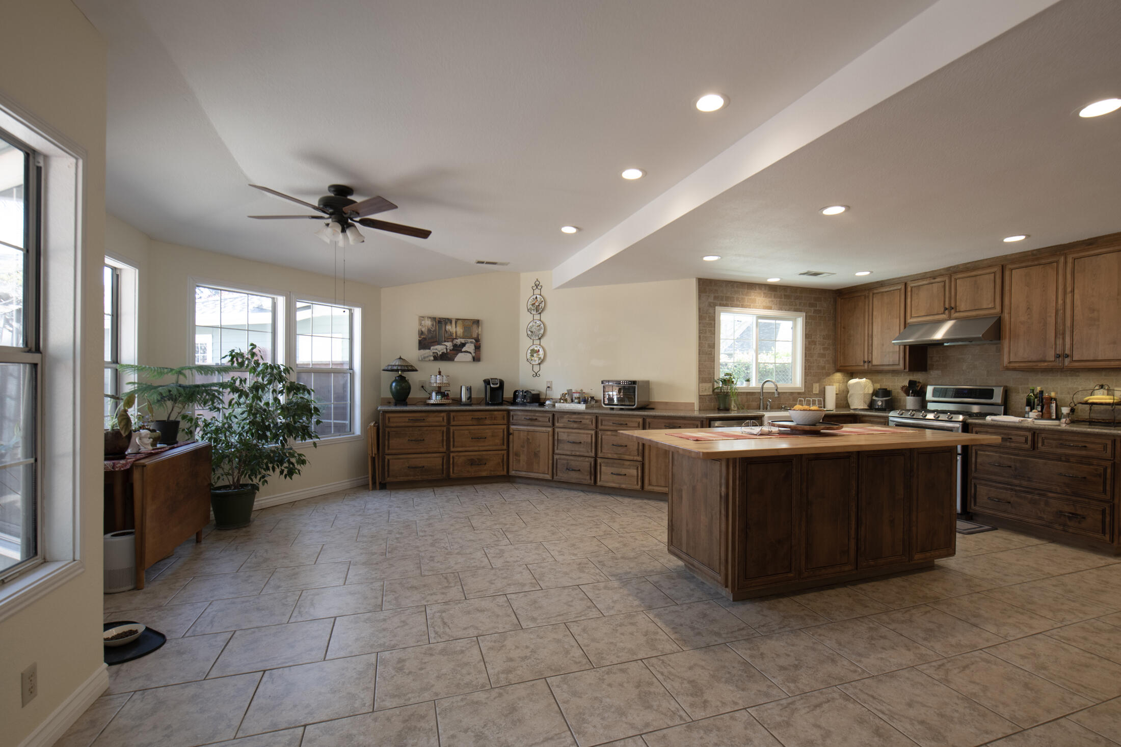 3900 W Allen Ct, Visalia, CA 93291