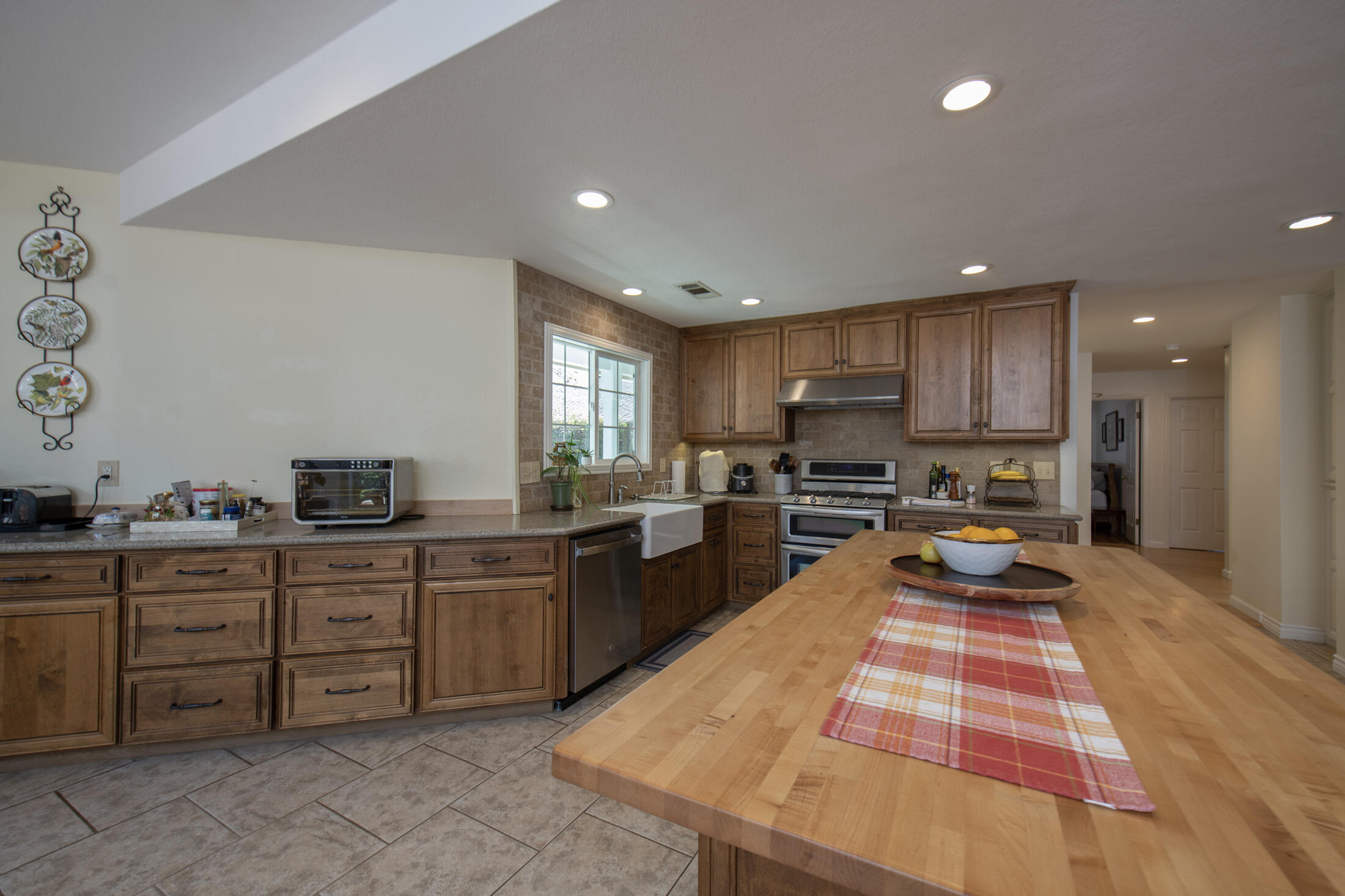 3900 W Allen Ct, Visalia, CA 93291