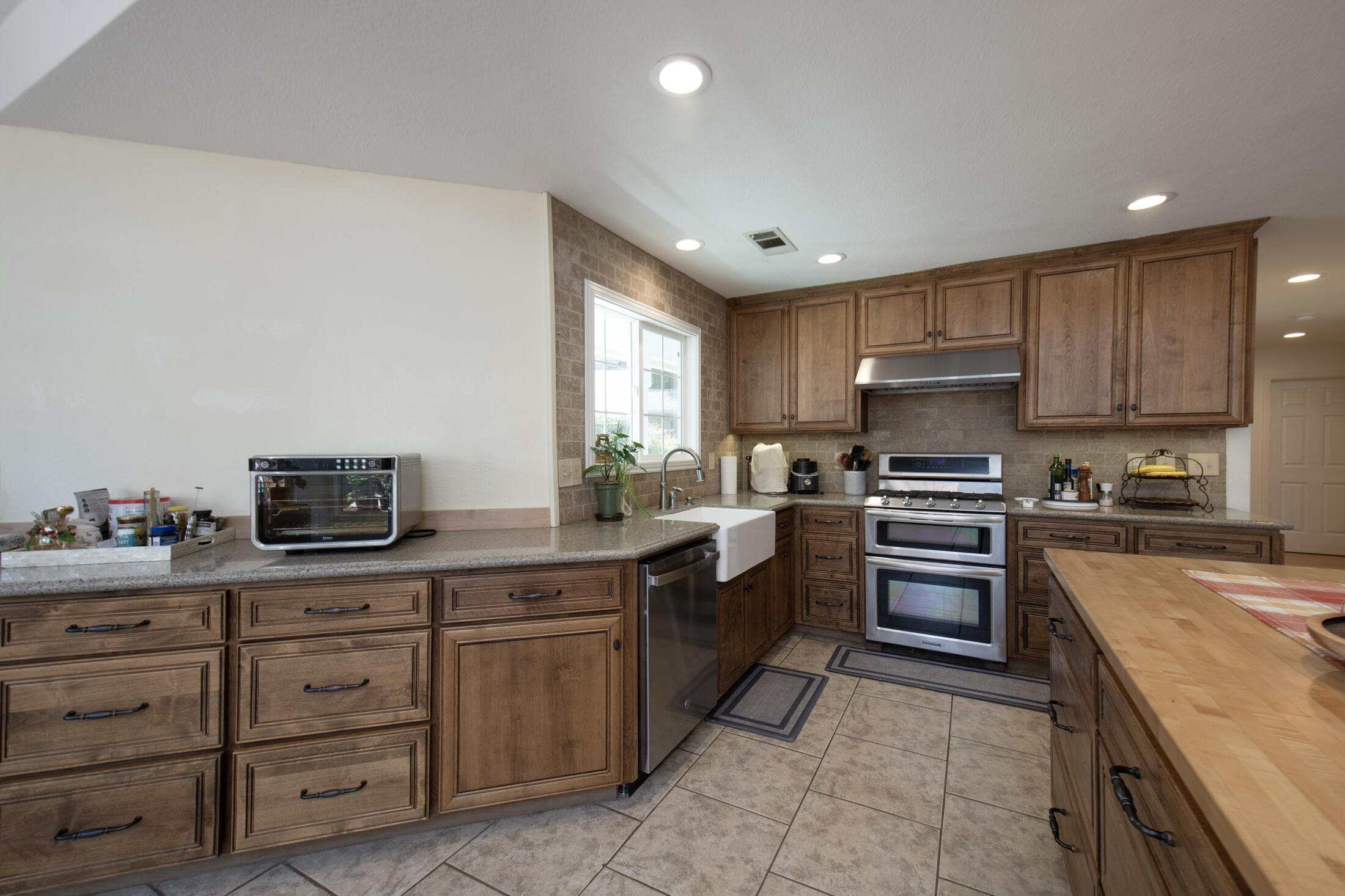 3900 W Allen Ct, Visalia, CA 93291