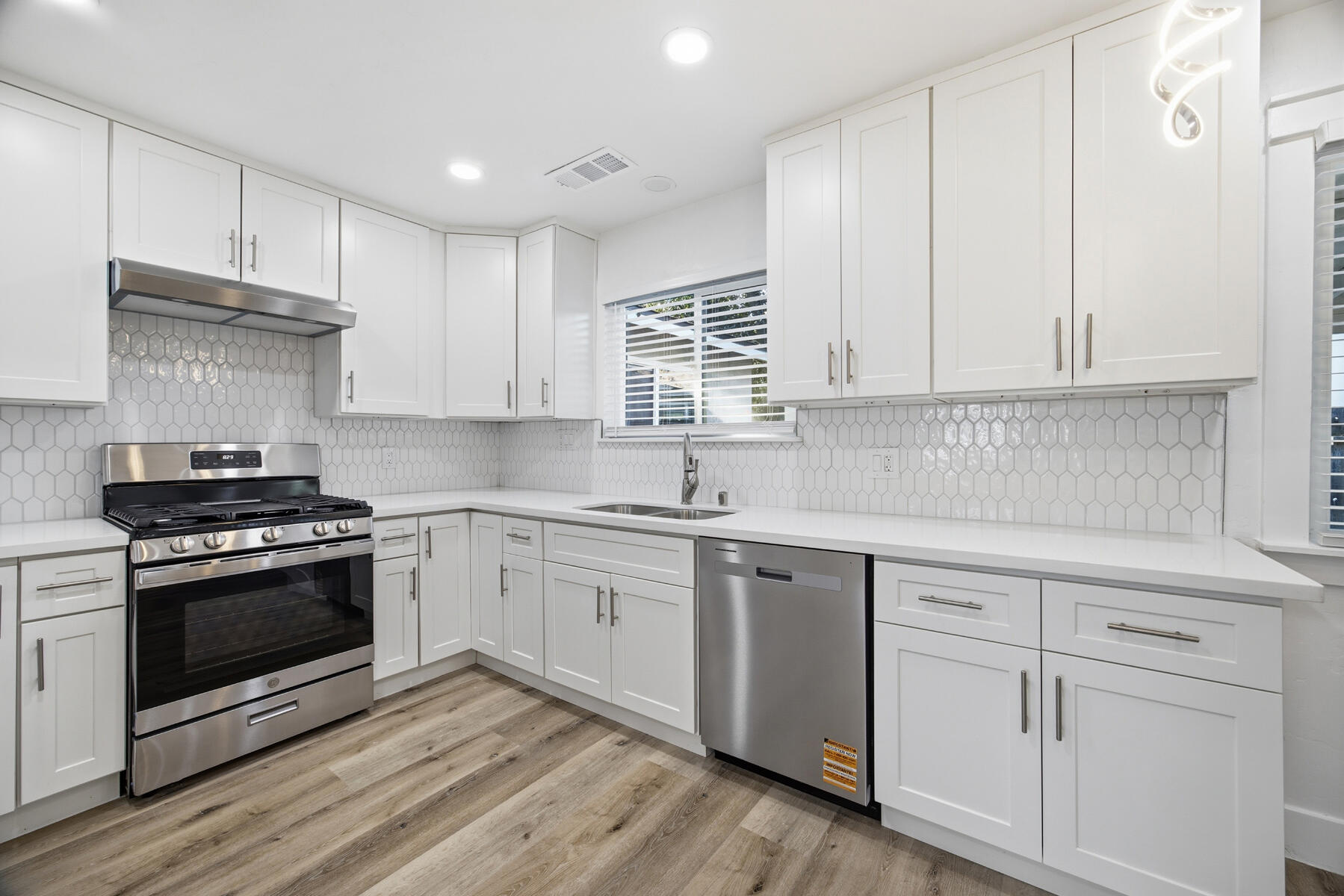 123 E Berkeley Ave, Tulare, CA 93274