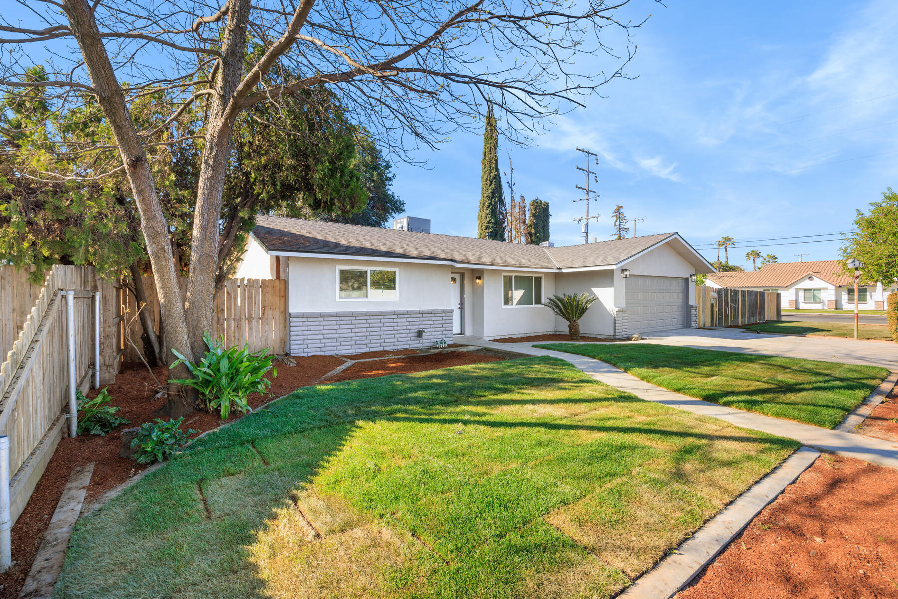 123 E Berkeley Ave, Tulare, CA 93274