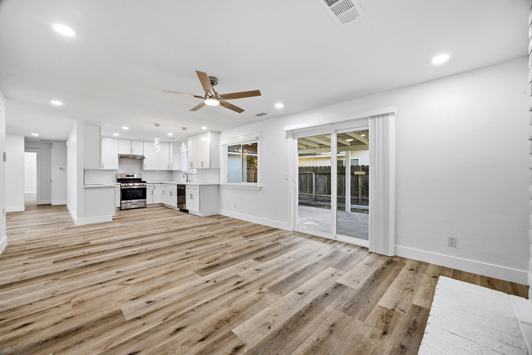 123 E Berkeley Ave, Tulare, CA 93274