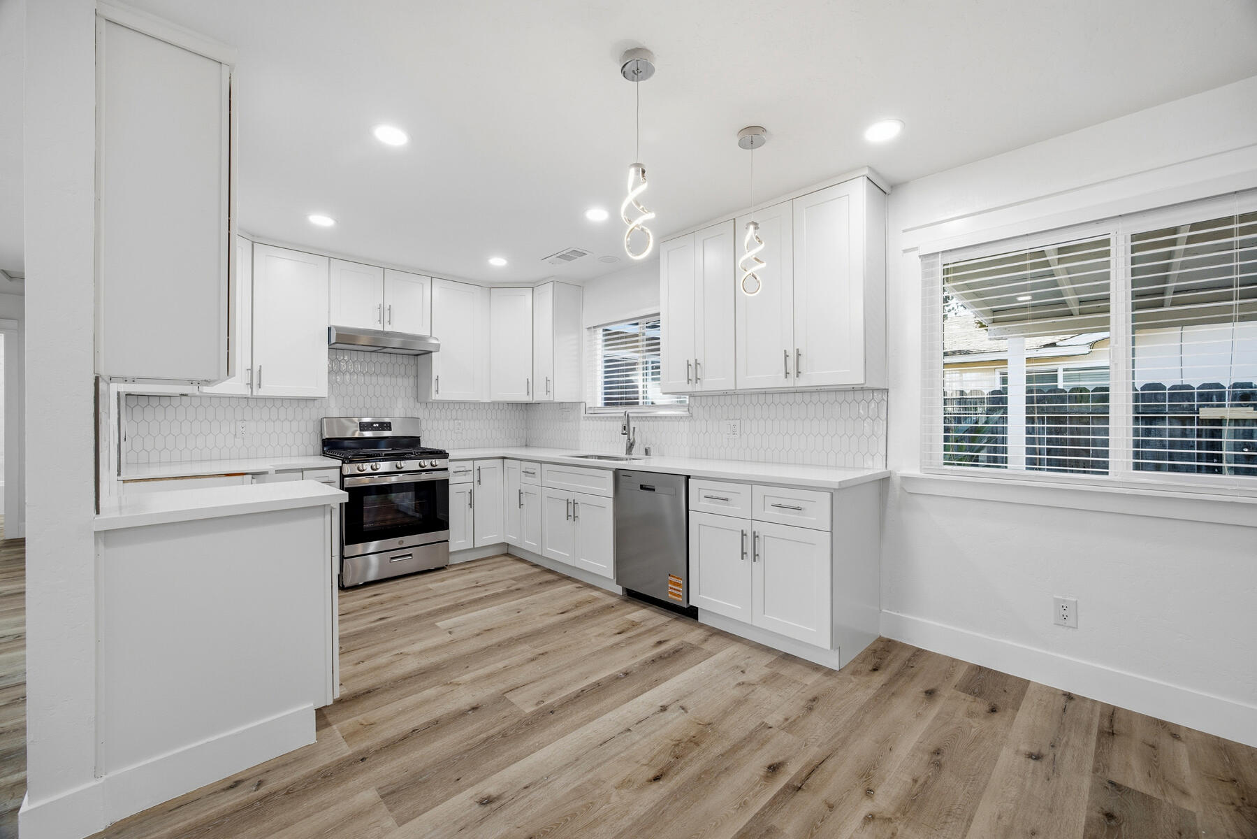 123 E Berkeley Ave, Tulare, CA 93274