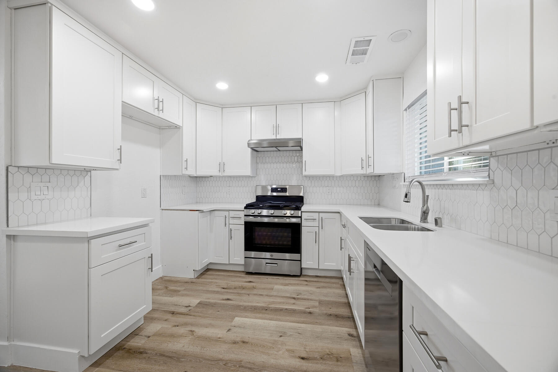 123 E Berkeley Ave, Tulare, CA 93274