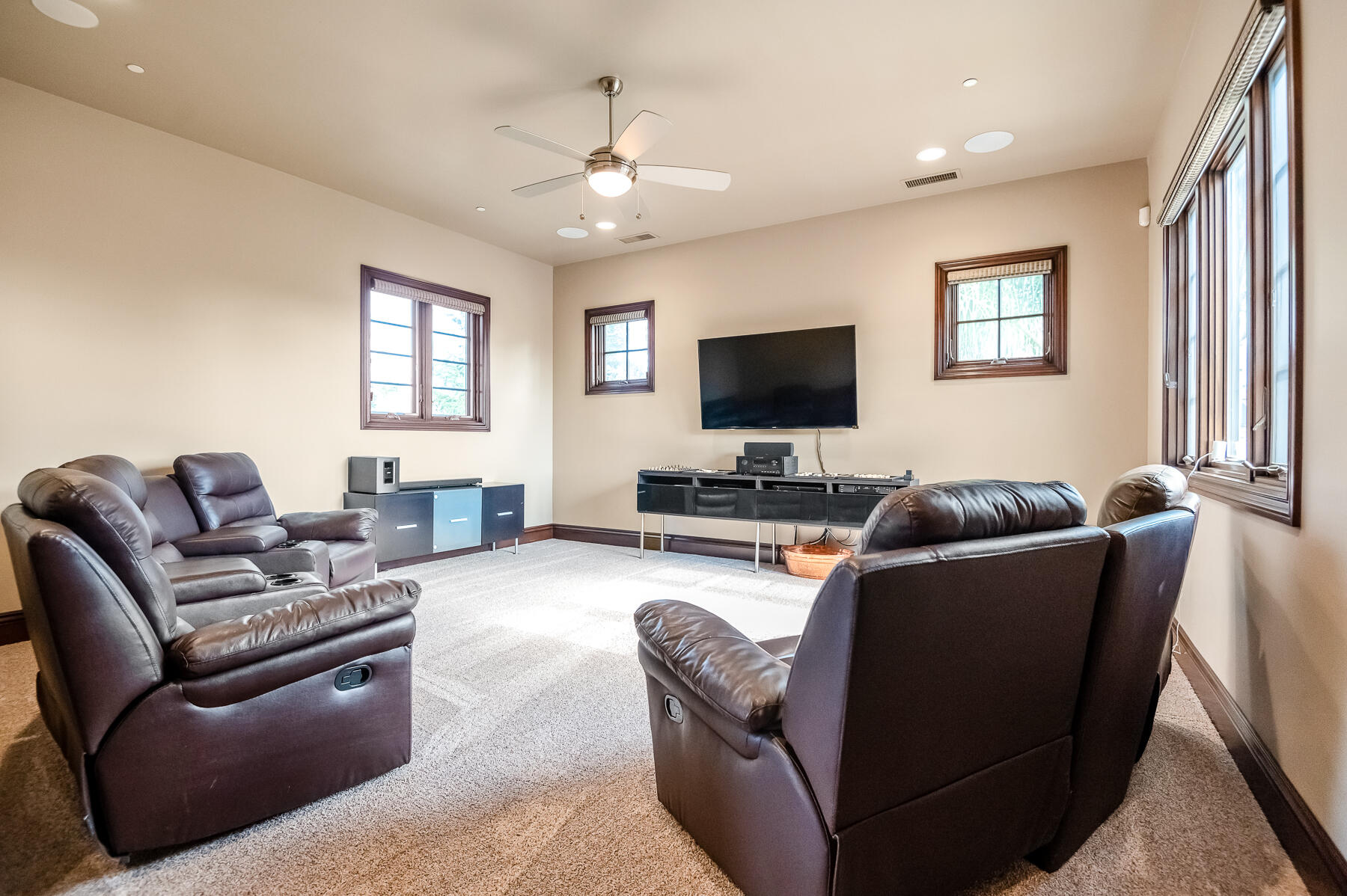 1742 N Pratos St, Visalia, CA 93291