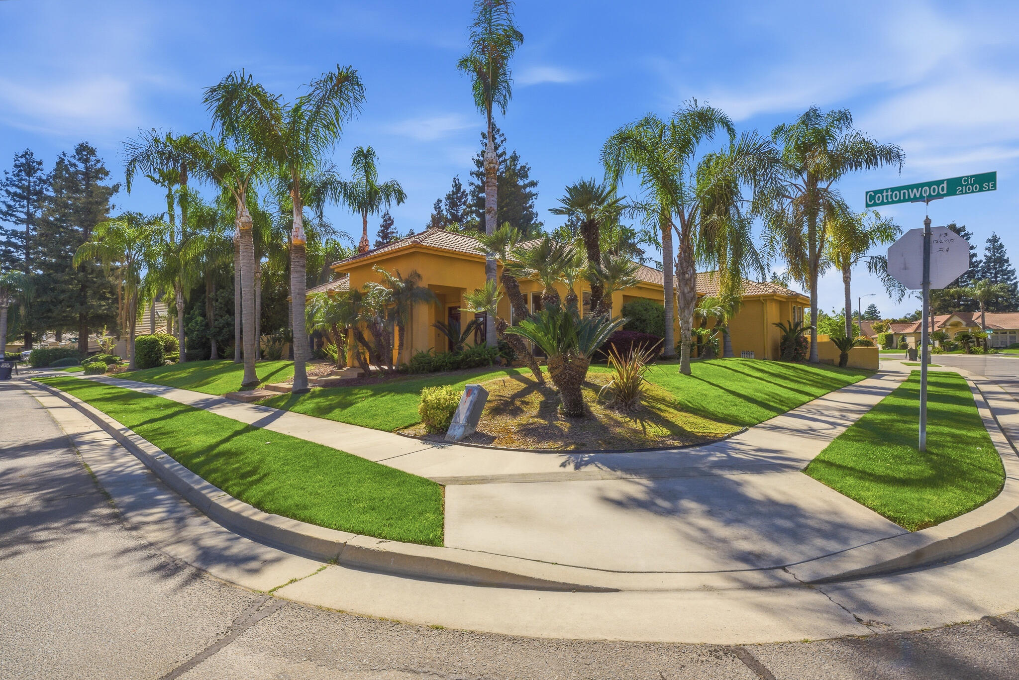 2135 SE Cottonwood Cir, Visalia, CA 93277