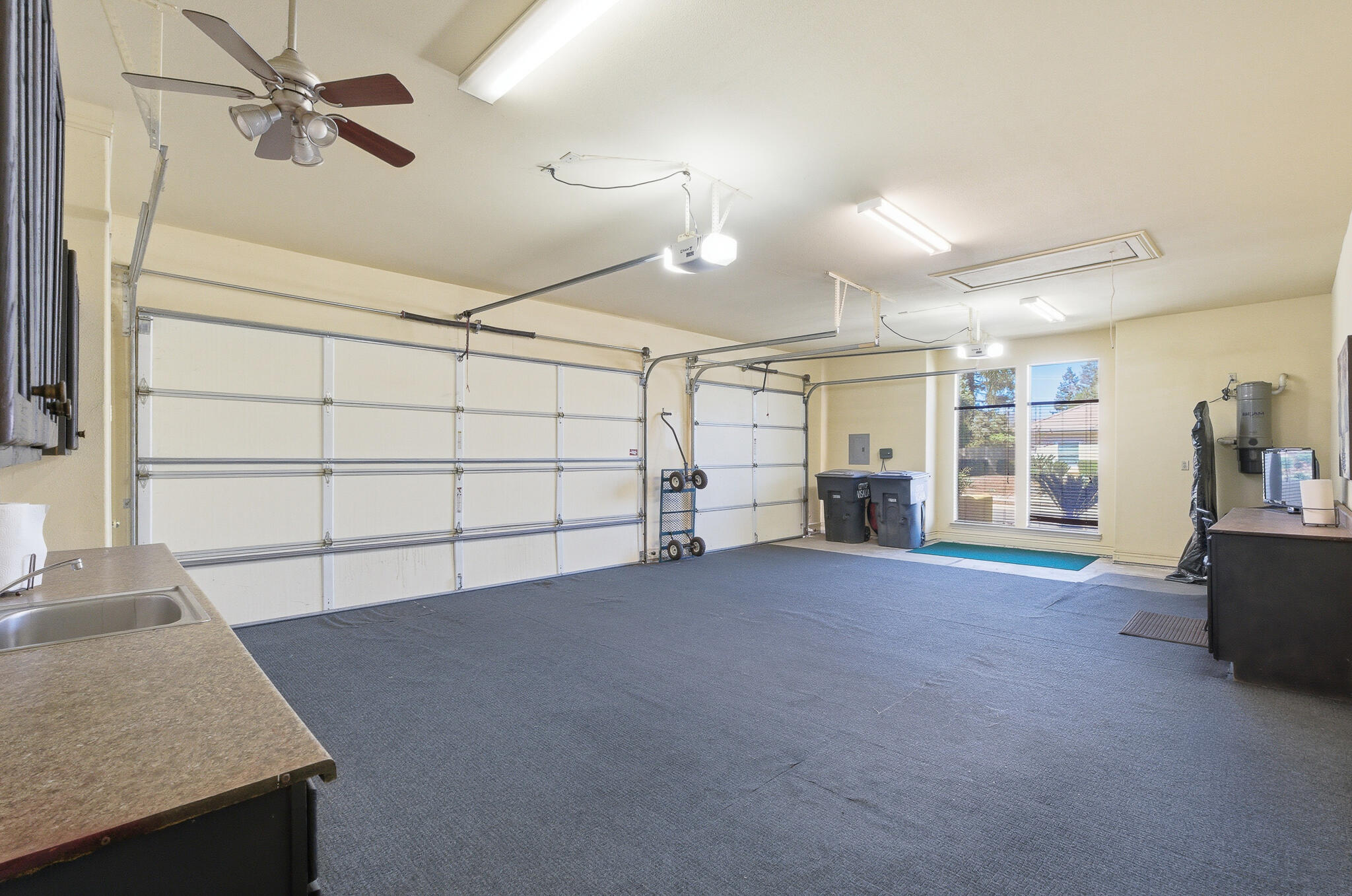 2135 SE Cottonwood Cir, Visalia, CA 93277