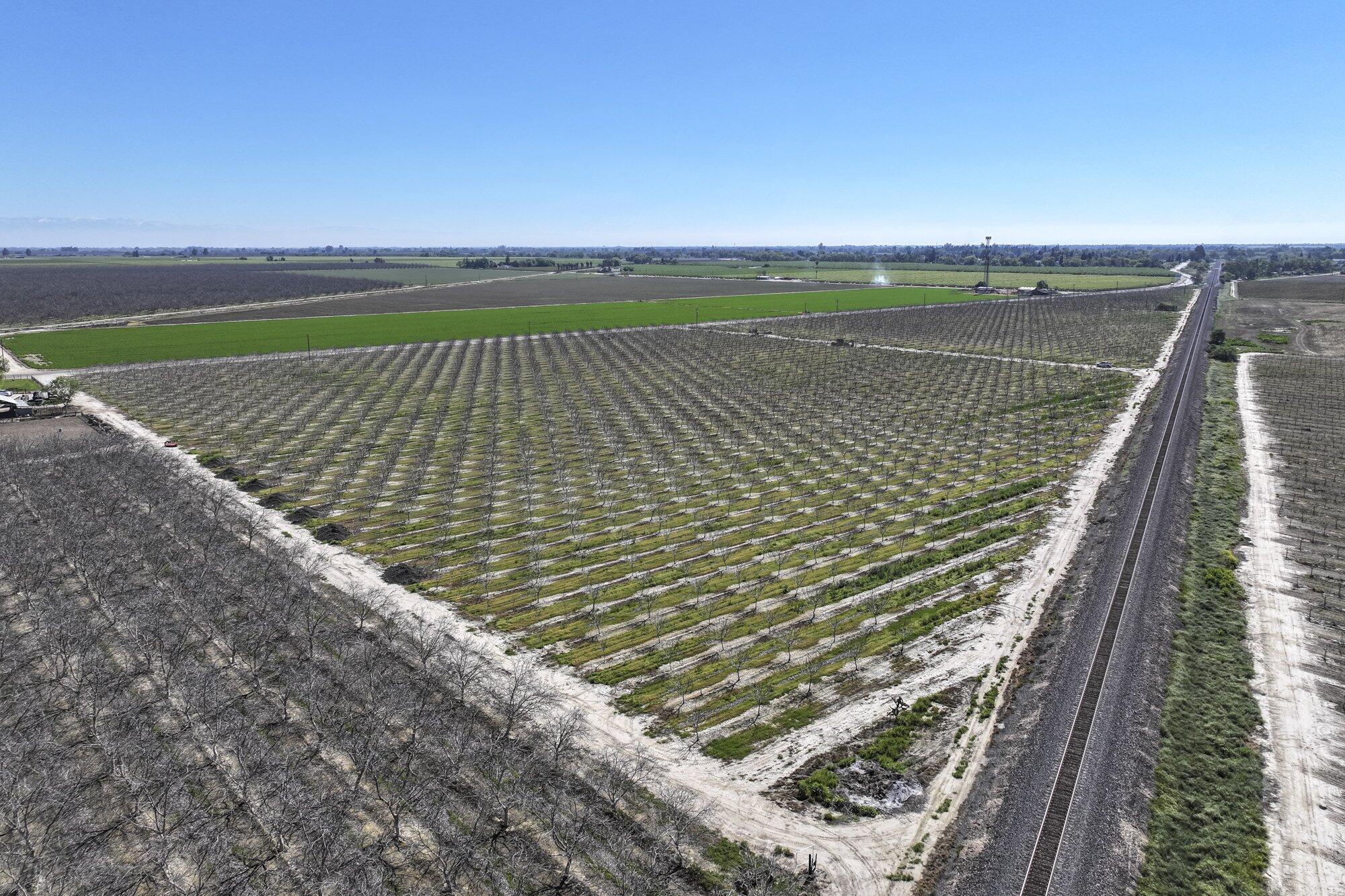 91 E Harlan Ave, Laton, CA 93242