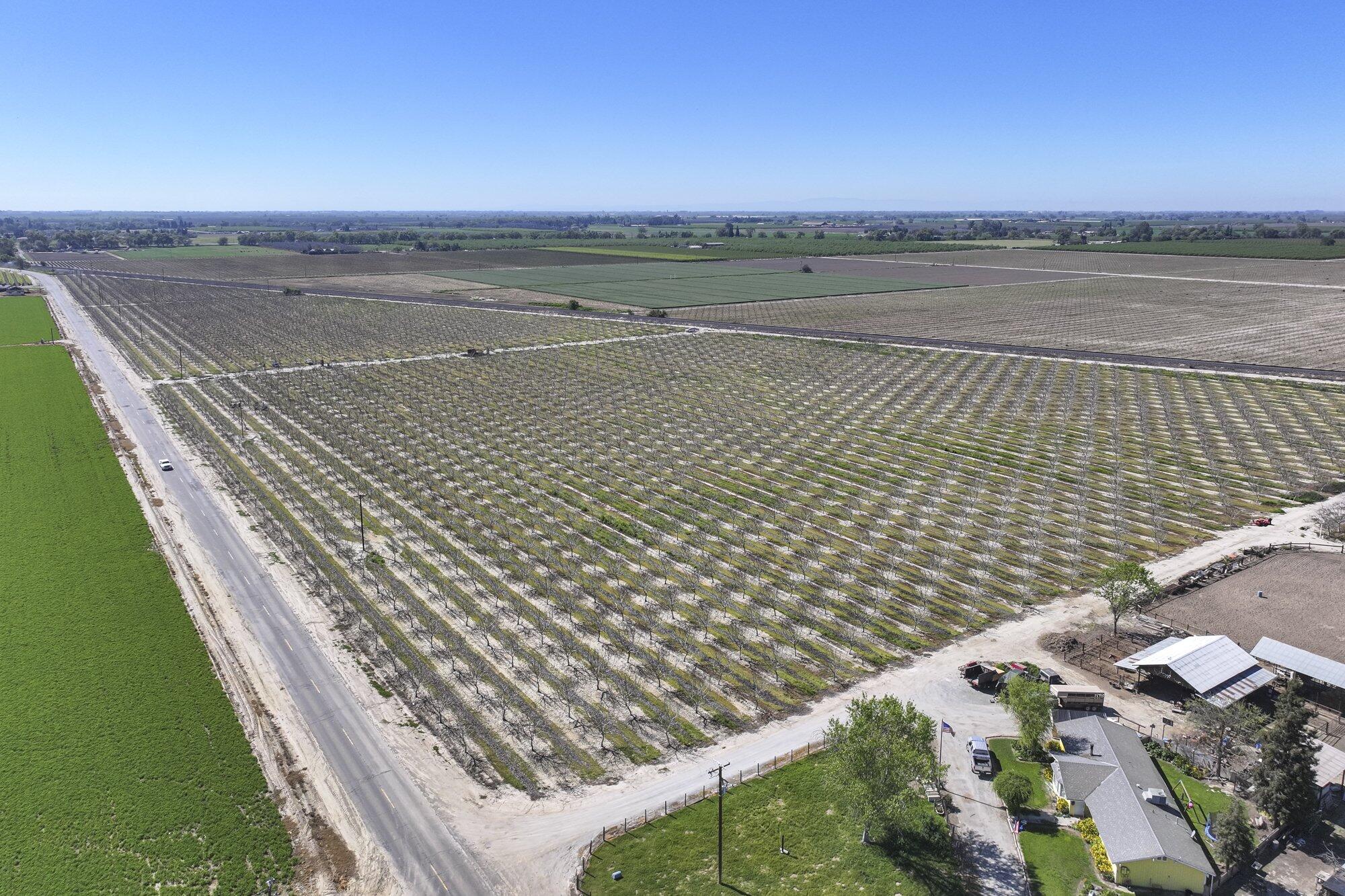 91 E Harlan Ave, Laton, CA 93242