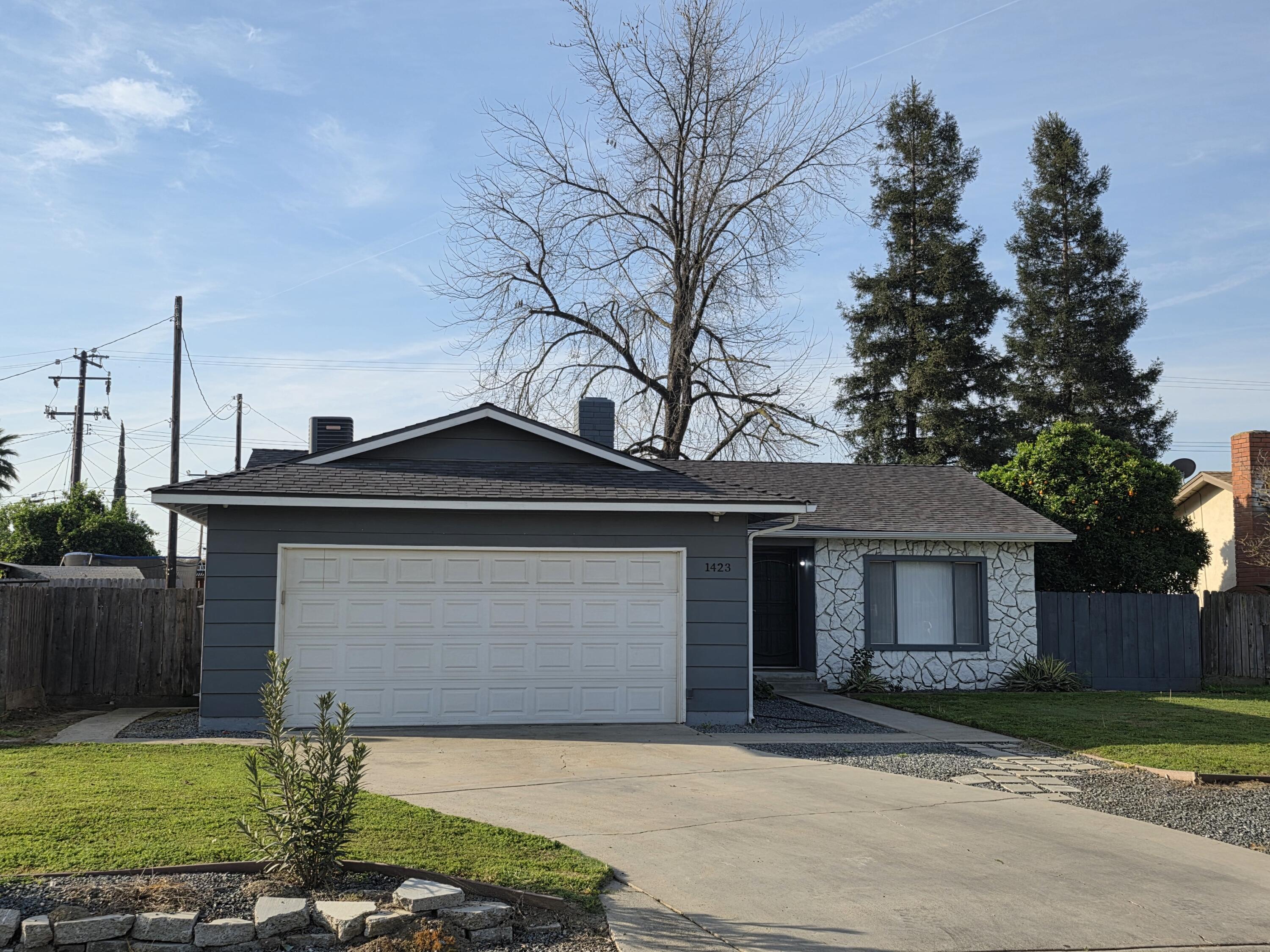 1423 W Wren Ave, Visalia, CA 93291
