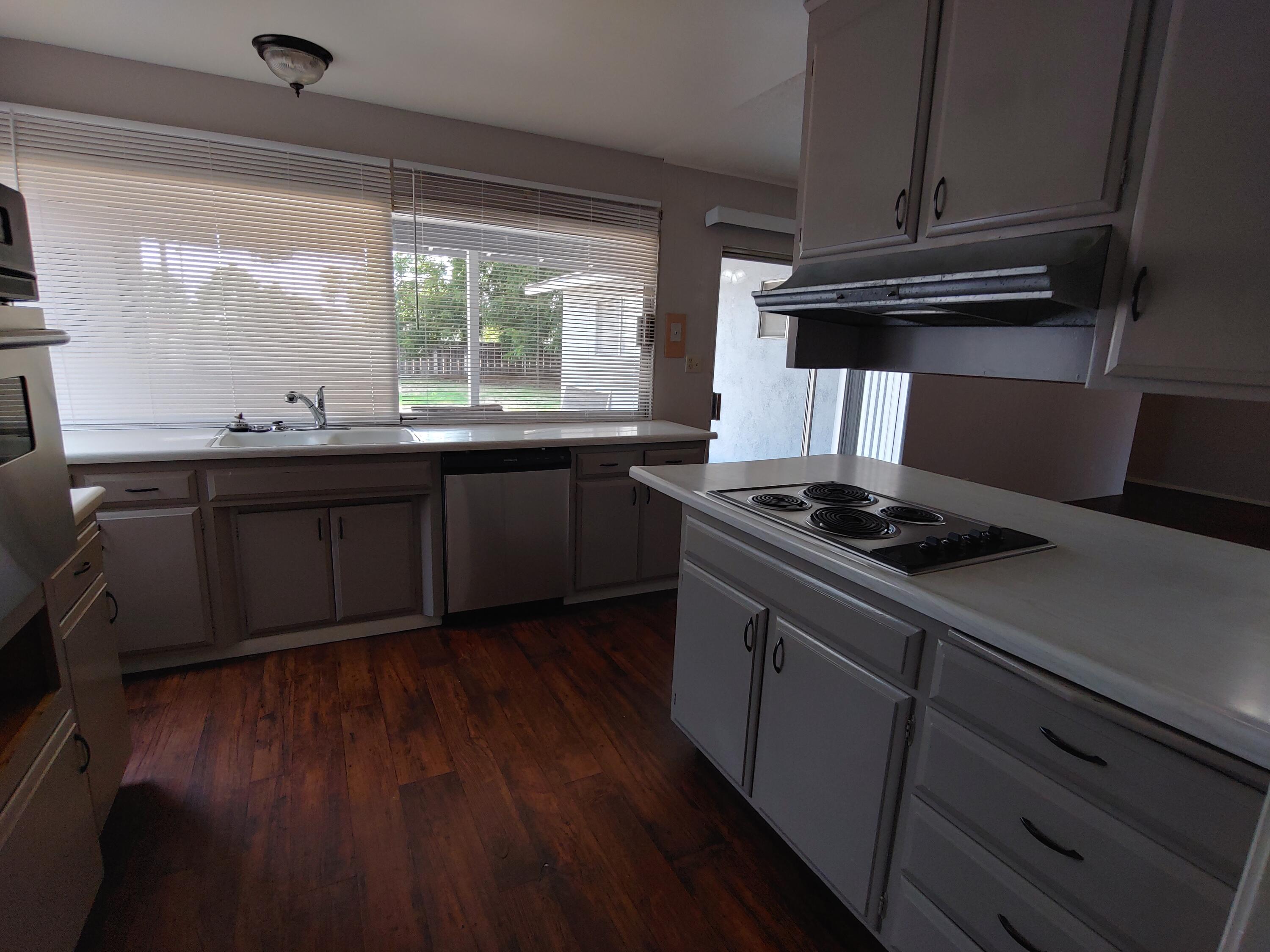 1423 W Wren Ave, Visalia, CA 93291