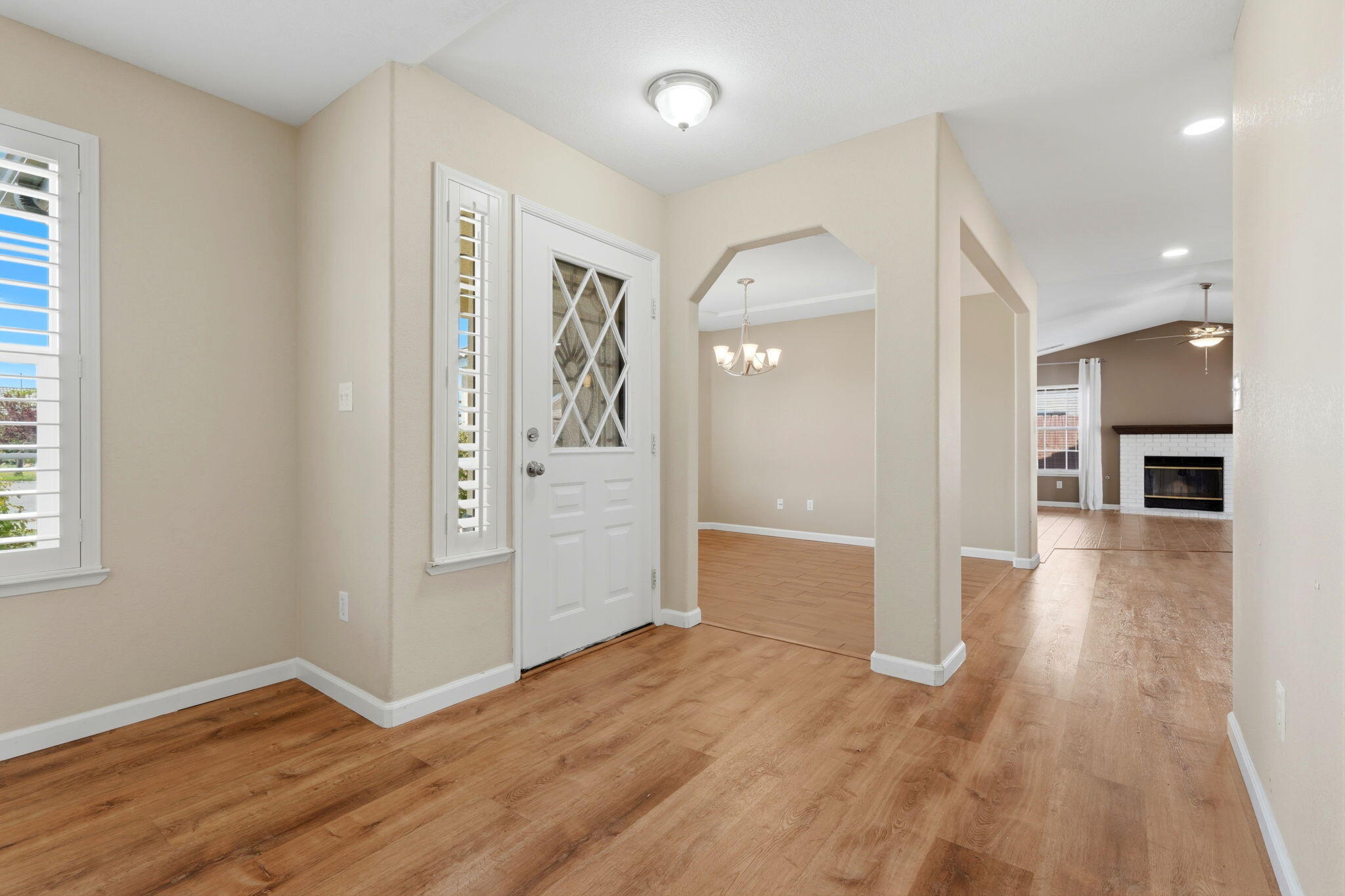 702 Montecito Ct, Lemoore, CA 93245