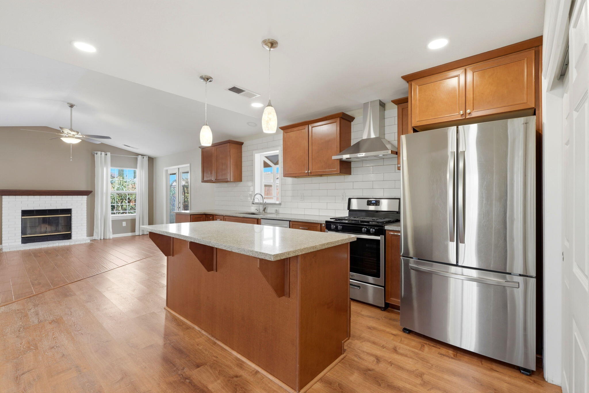 702 Montecito Ct, Lemoore, CA 93245