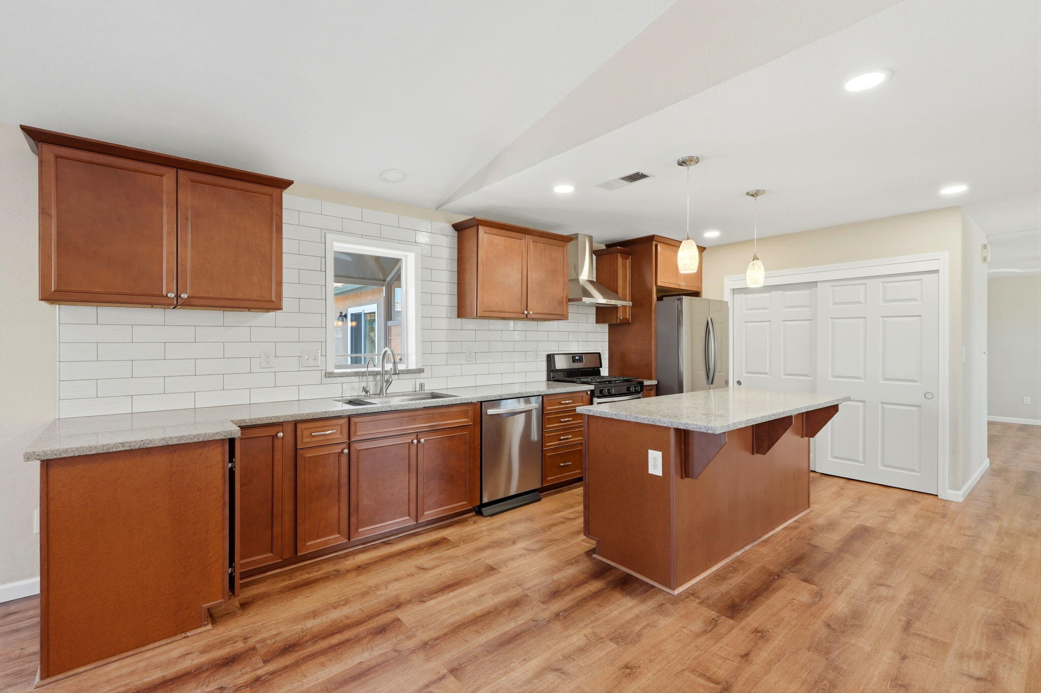 702 Montecito Ct, Lemoore, CA 93245