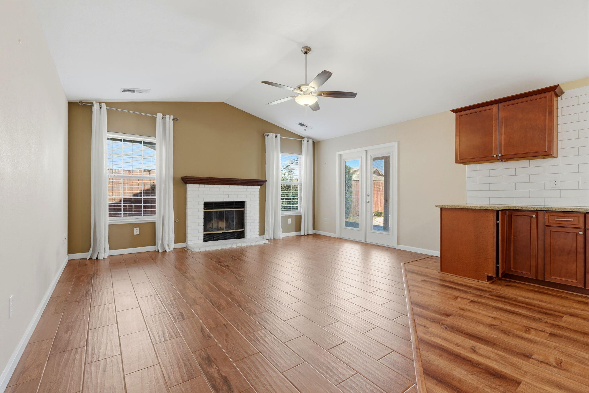 702 Montecito Ct, Lemoore, CA 93245