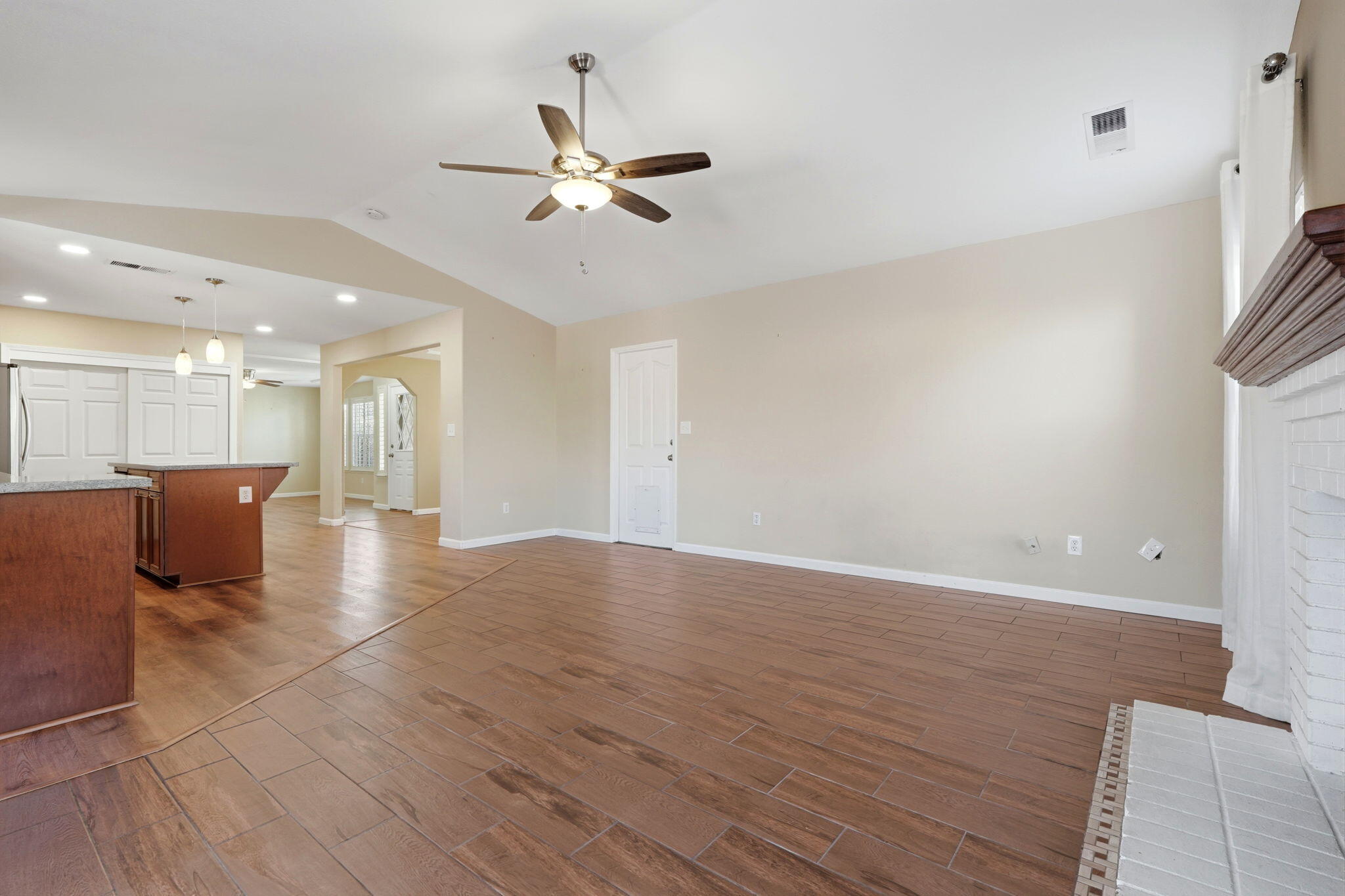 702 Montecito Ct, Lemoore, CA 93245